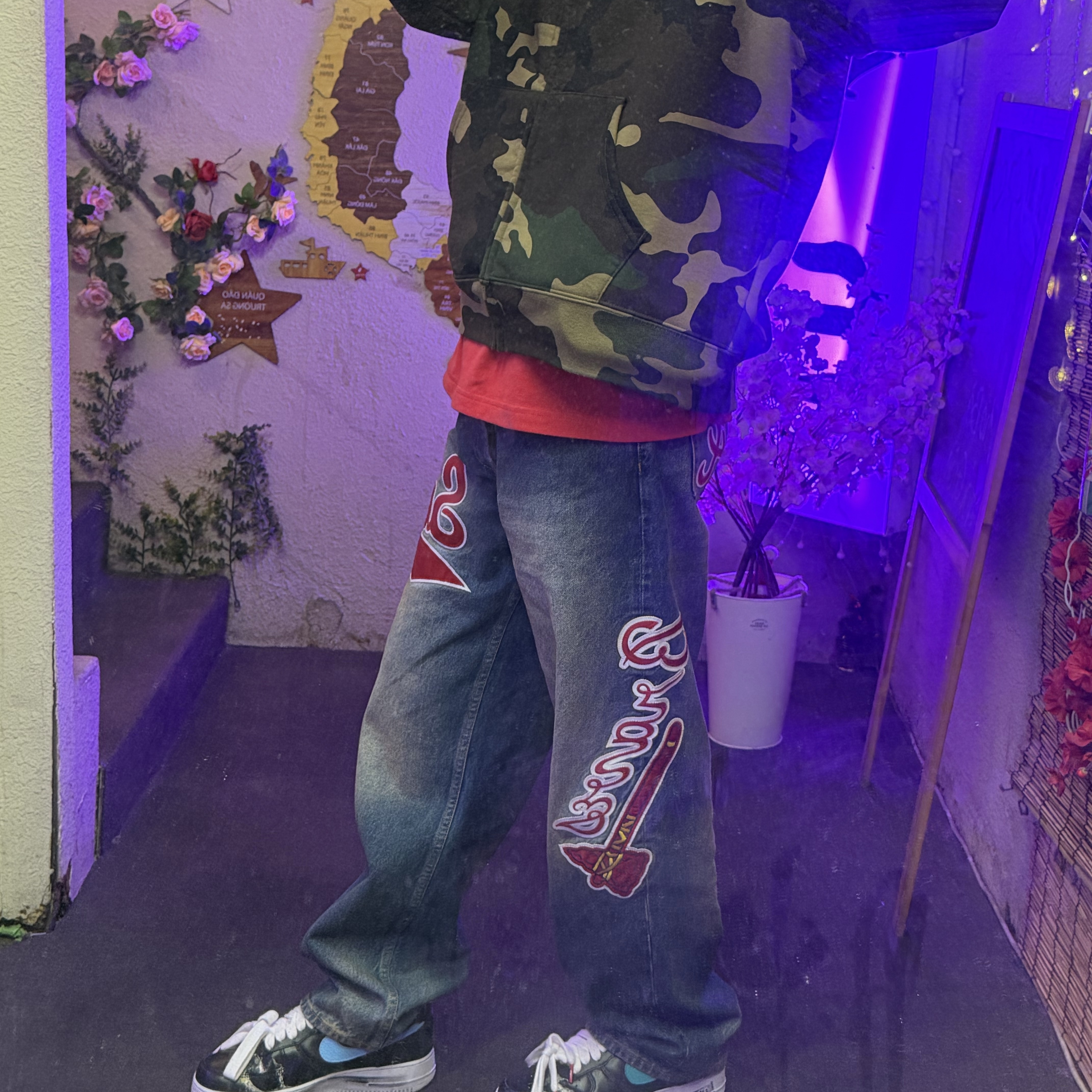Supreme Mitchell & Ness Atlanta Braves Loose Fit Jean Washed Indigo - 26SS, Supreme Collegiate Applique Zip Up Hooded Sweatshirt Woodland Camo - 25FW 착용 스타일 - 5