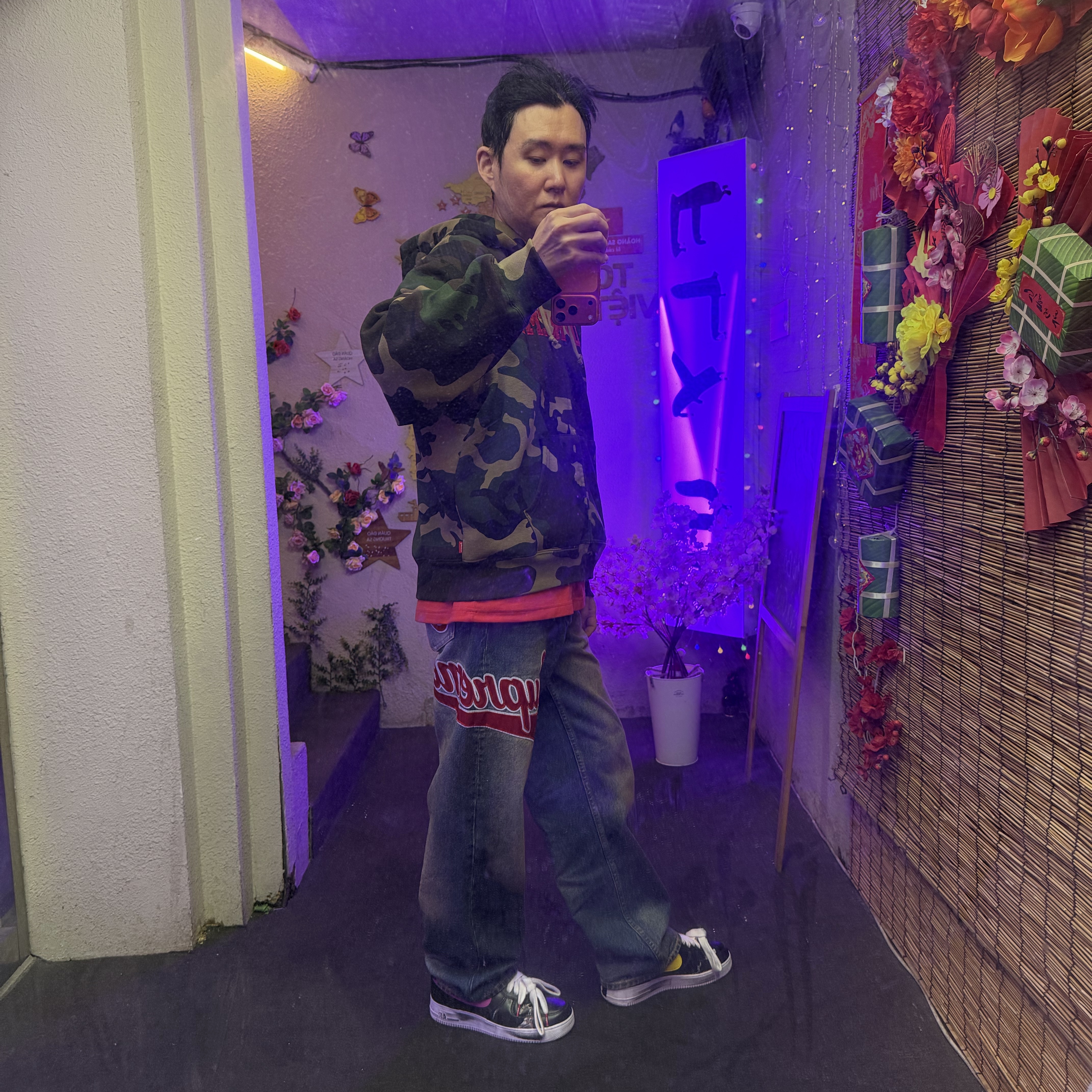 Supreme Mitchell & Ness Atlanta Braves Loose Fit Jean Washed Indigo - 26SS, Supreme Collegiate Applique Zip Up Hooded Sweatshirt Woodland Camo - 25FW 착용 스타일 - 2