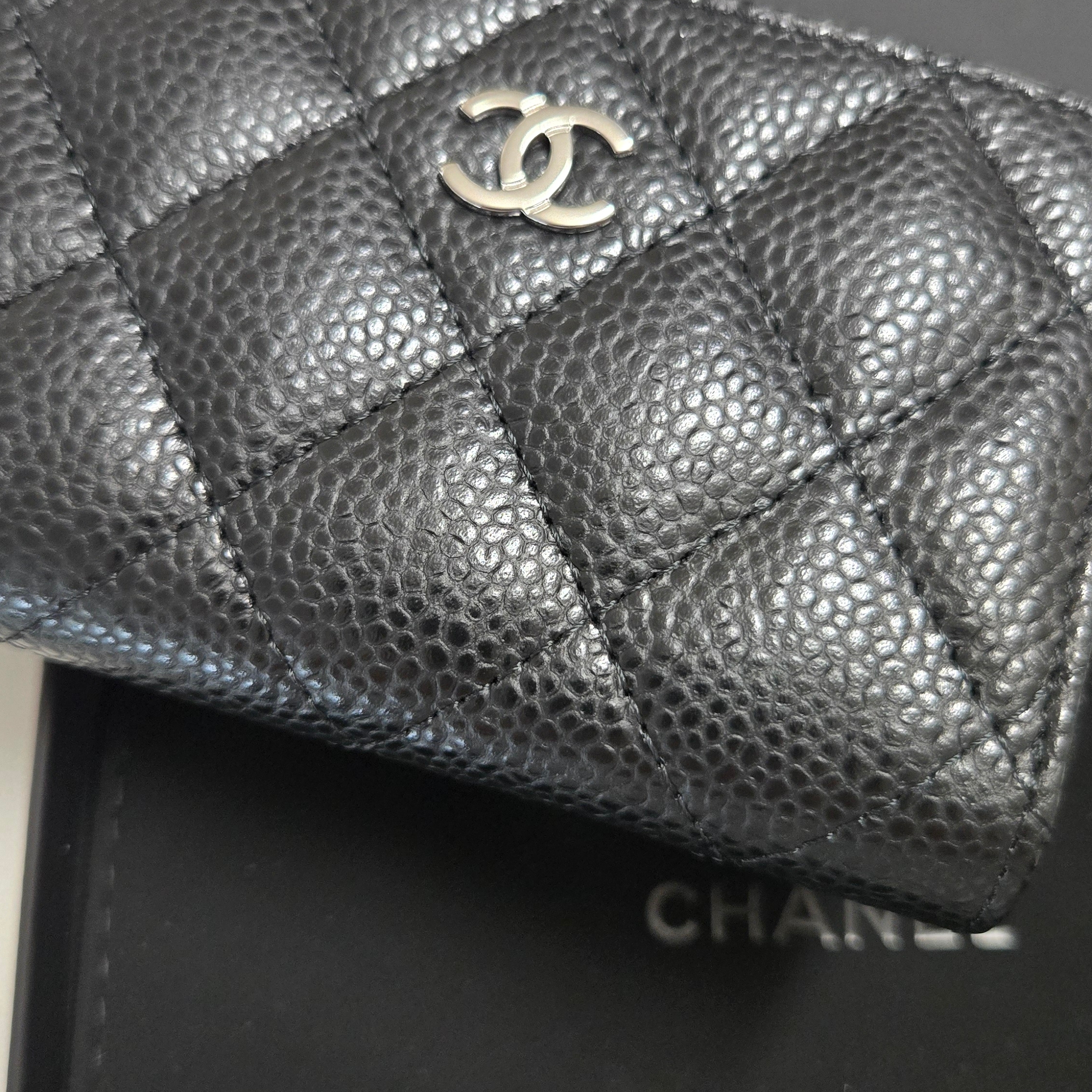 Chanel Classic Zipped Coin Purse Grained Calfskin & Silver Black 착용 스타일 - 1
