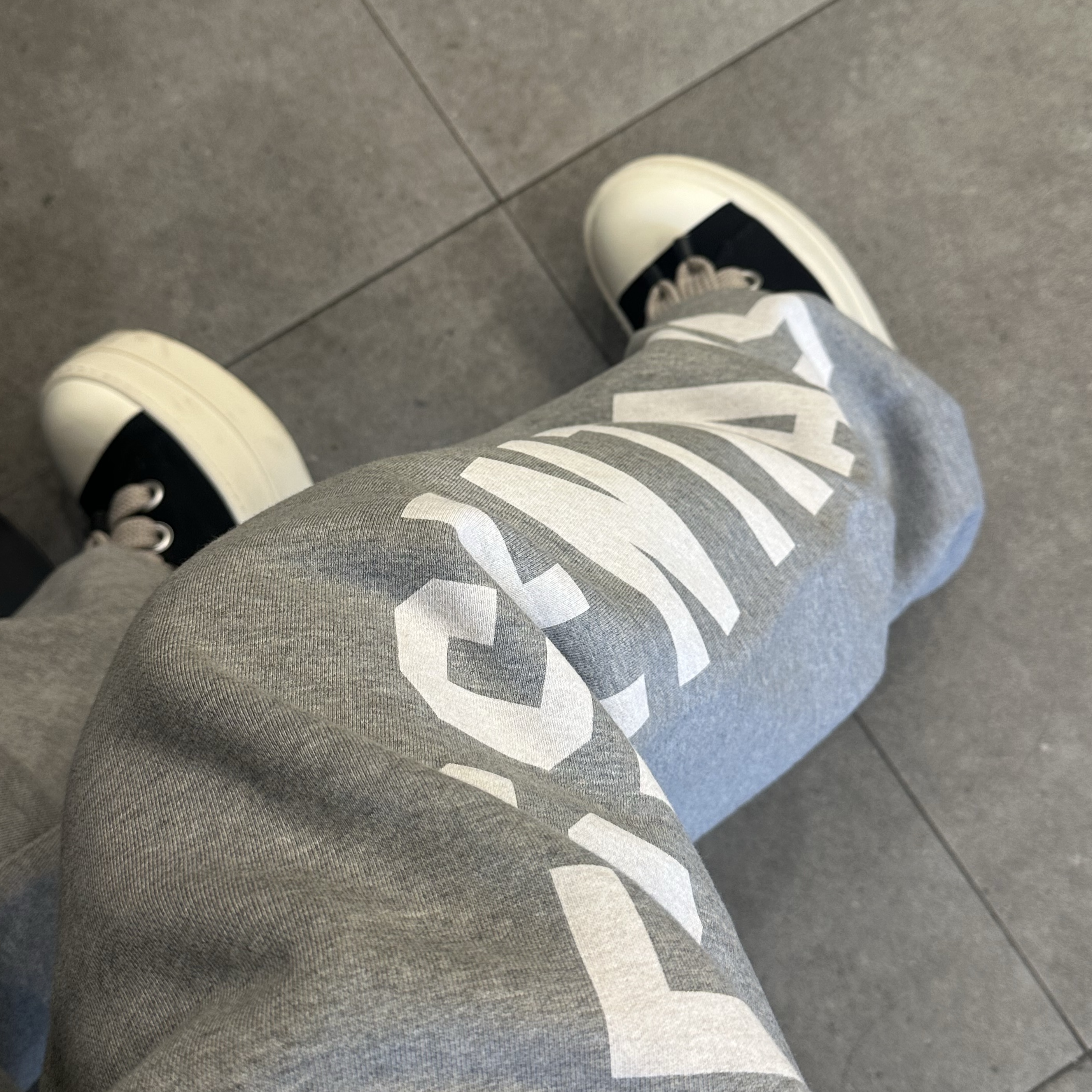 Essentials Fleece Relaxed Sweatpant Dark Heather - 24FW 착용 스타일 - 3