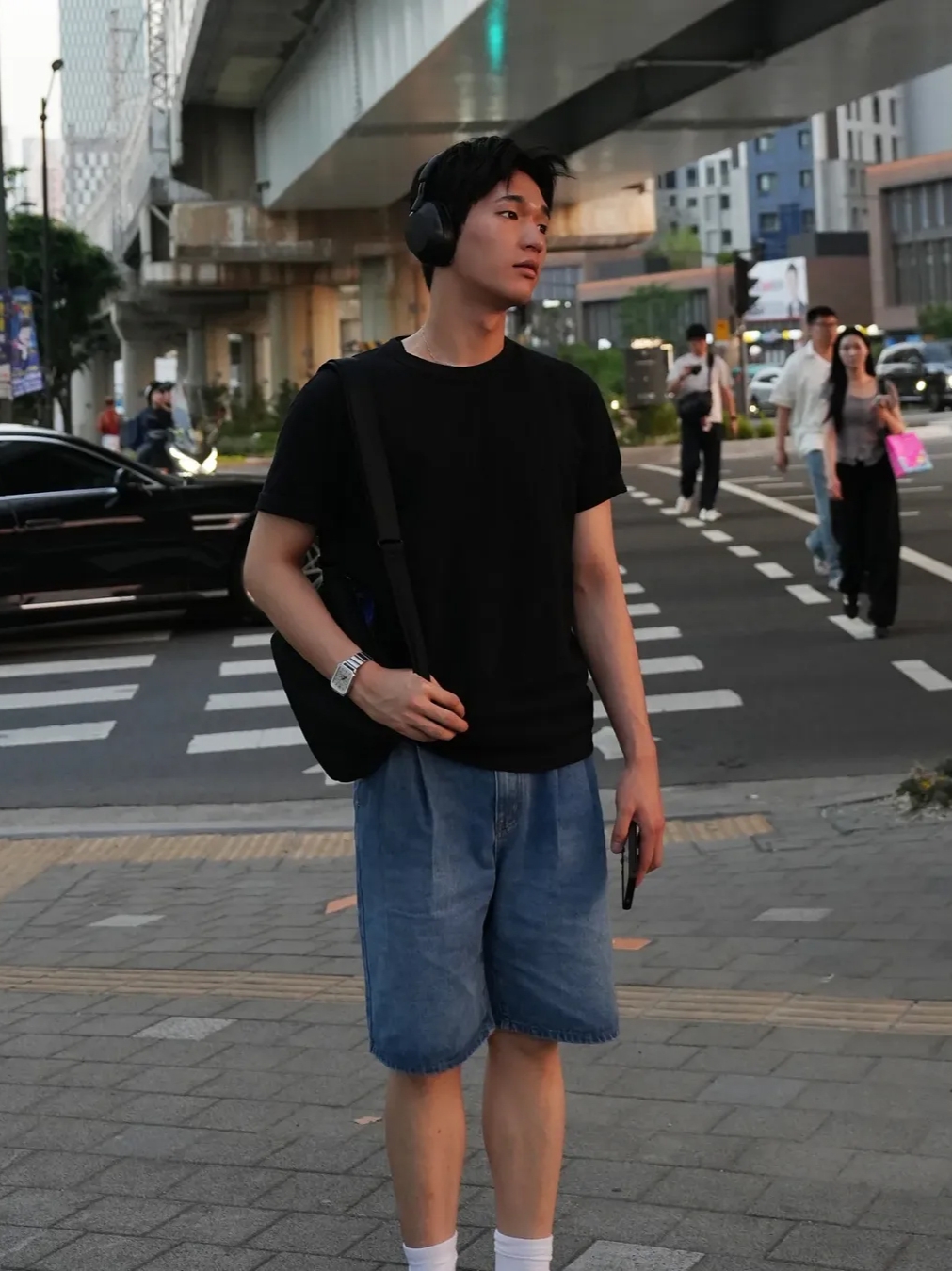 [KREAM 단독][니티드X림박스] Knitted Relaxed Washing Denim Two-Tuck Cinch Back Shorts Washing Blue, [KREAM 단독][니티드X림박스] Knitted Relaxed Washing Denim Two-Tuck Cinch Back Shorts Black 착용 스타일 - 1