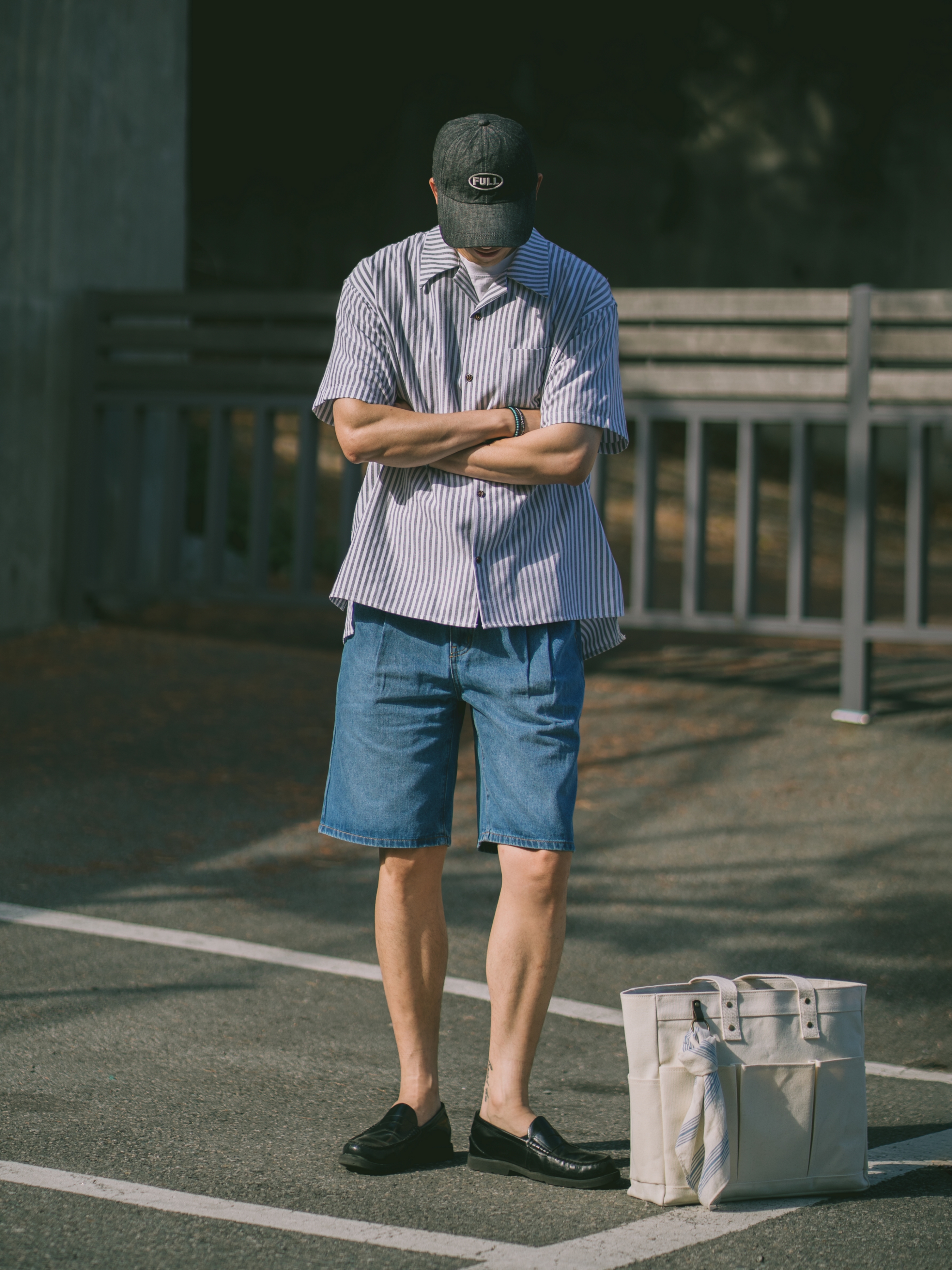 [KREAM 단독][니티드X림박스] Knitted Relaxed Washing Denim Two-Tuck Cinch Back Shorts Black, [KREAM 단독][니티드X림박스] Knitted Relaxed Washing Denim Two-Tuck Cinch Back Shorts Washing Blue 착용 스타일 - 2