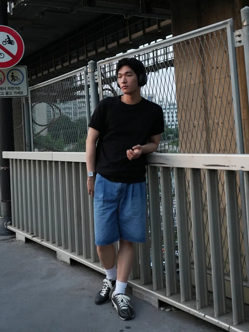 [KREAM 단독][니티드X림박스] Knitted Relaxed Washing Denim Two-Tuck Cinch Back Shorts Washing Blue, [KREAM 단독][니티드X림박스] Knitted Relaxed Washing Denim Two-Tuck Cinch Back Shorts Black 착용 스타일 - 2