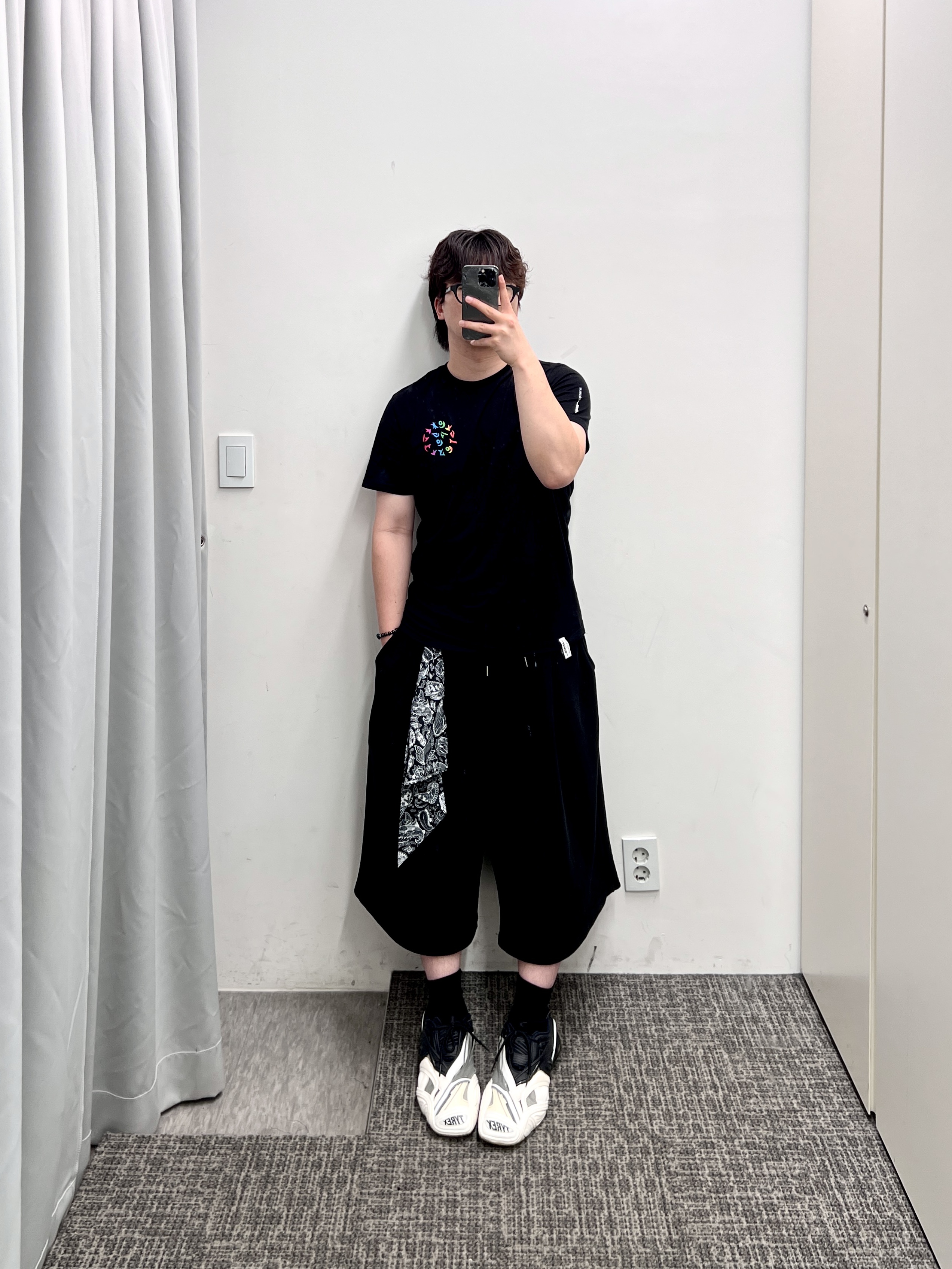 Balenciaga Tyrex Sneakers Black White 착용 스타일 - 1