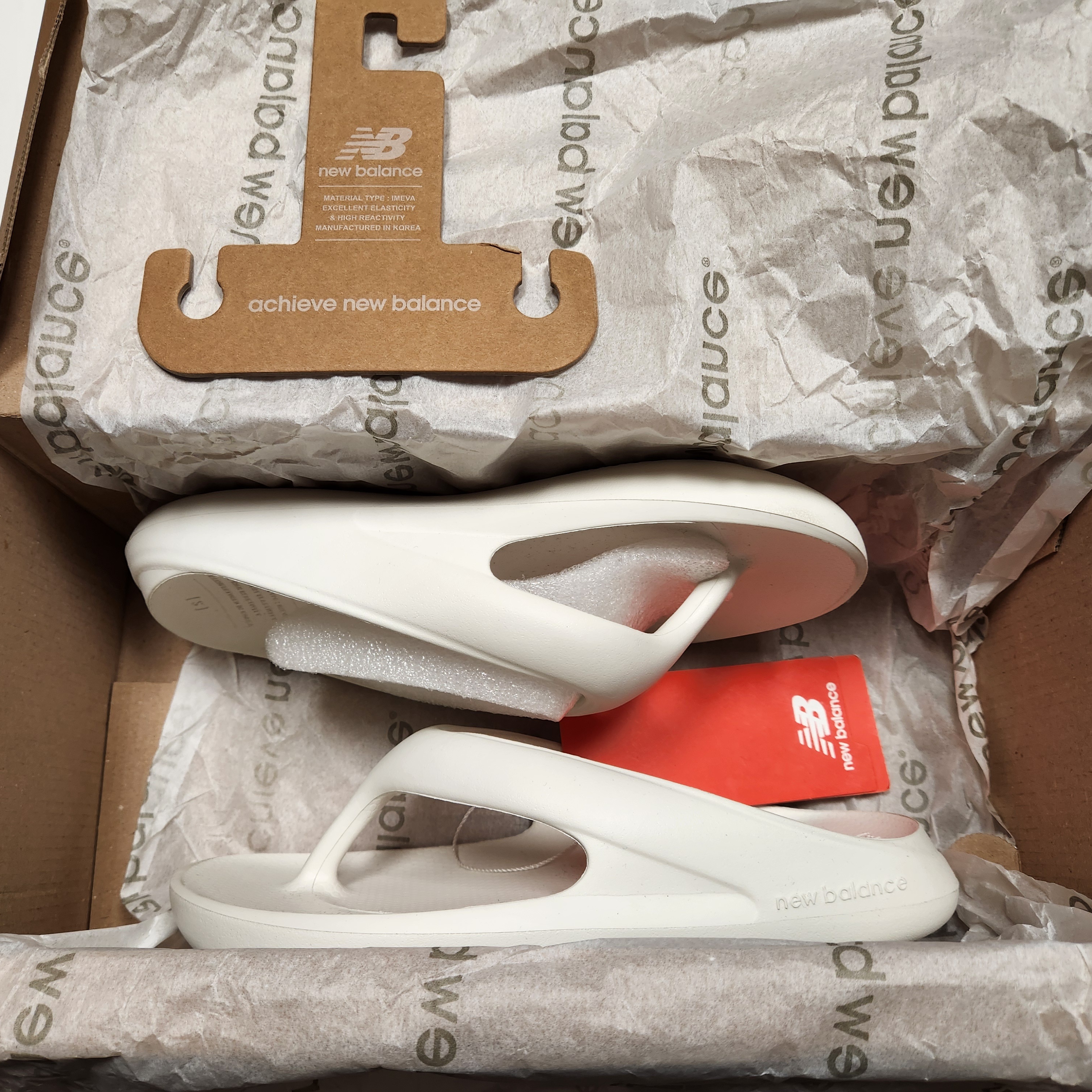 New Balance Flip Flop White 착용 스타일 - 2