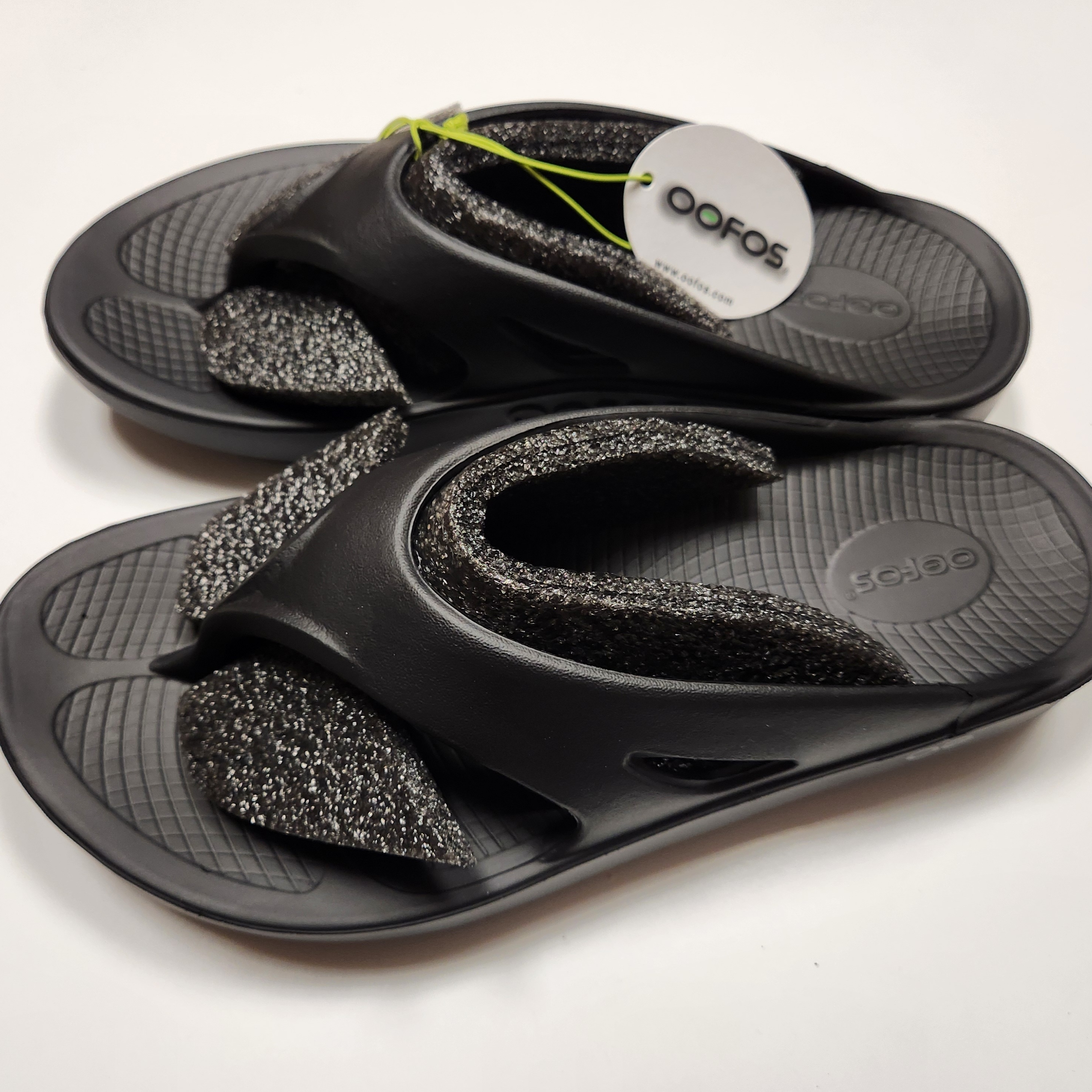 Oofos OOriginal Black 착용 스타일 - 1