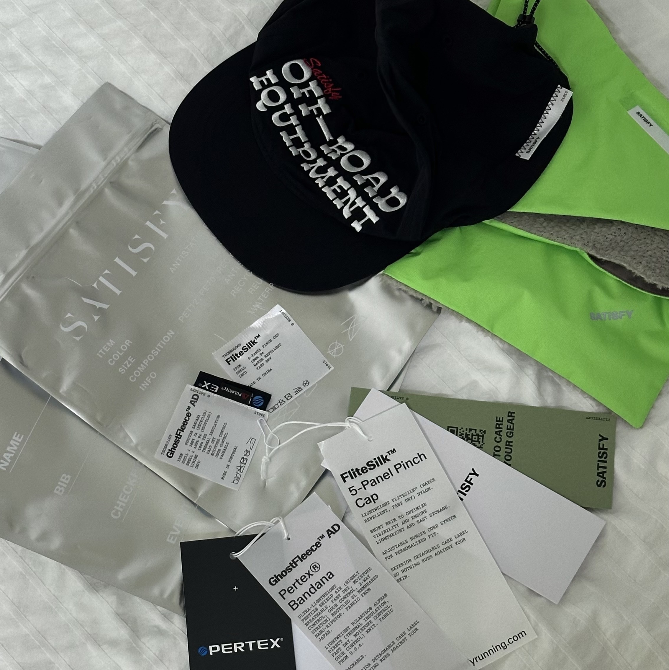 Satisfy Pertex Ghostfleece AD Bandana Neon Green, Satisfy FliteSilk 5‑Panel Pinch Cap Black 착용 스타일 - 2