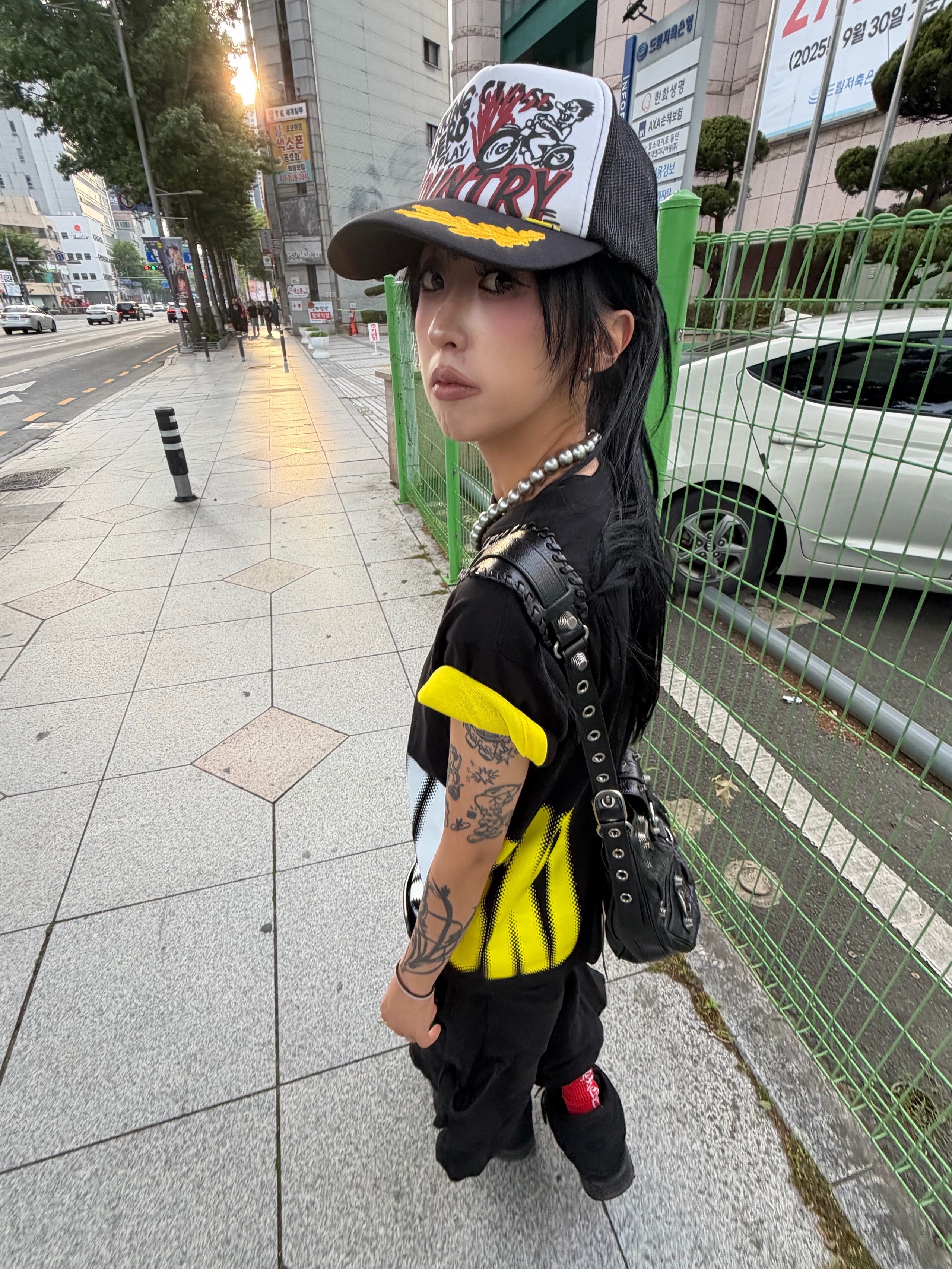 ITSMYHUMOR Dieski Tee Black, Kapital Country Racer Truck Cap Black White 착용 스타일