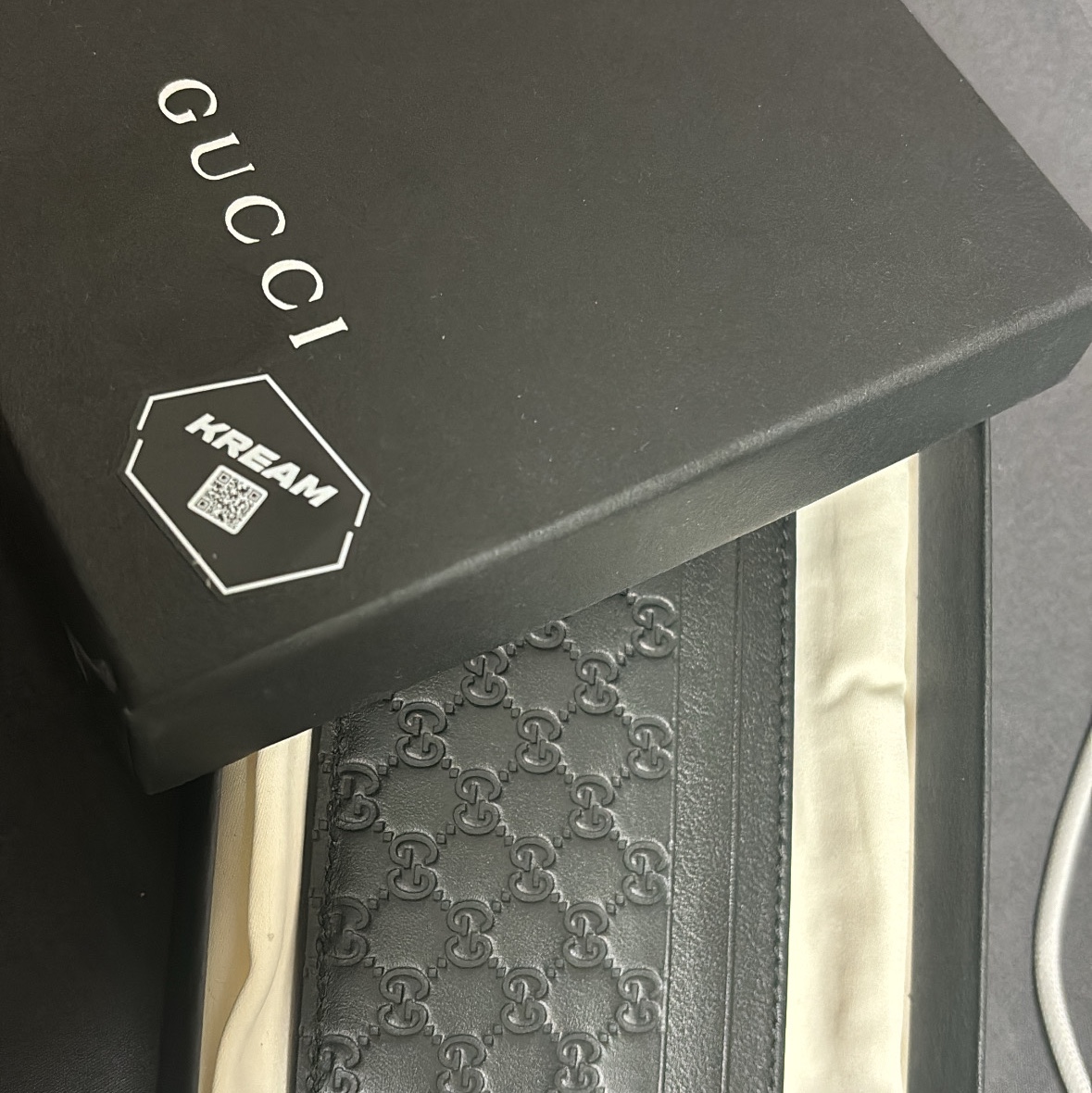 Gucci Micro GG Ssima Card Case Black 착용 스타일