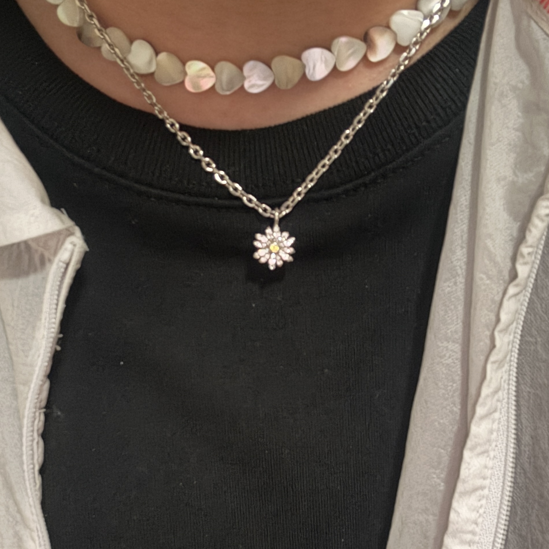 Scudo Cuore White Stone Necklace 착용 스타일