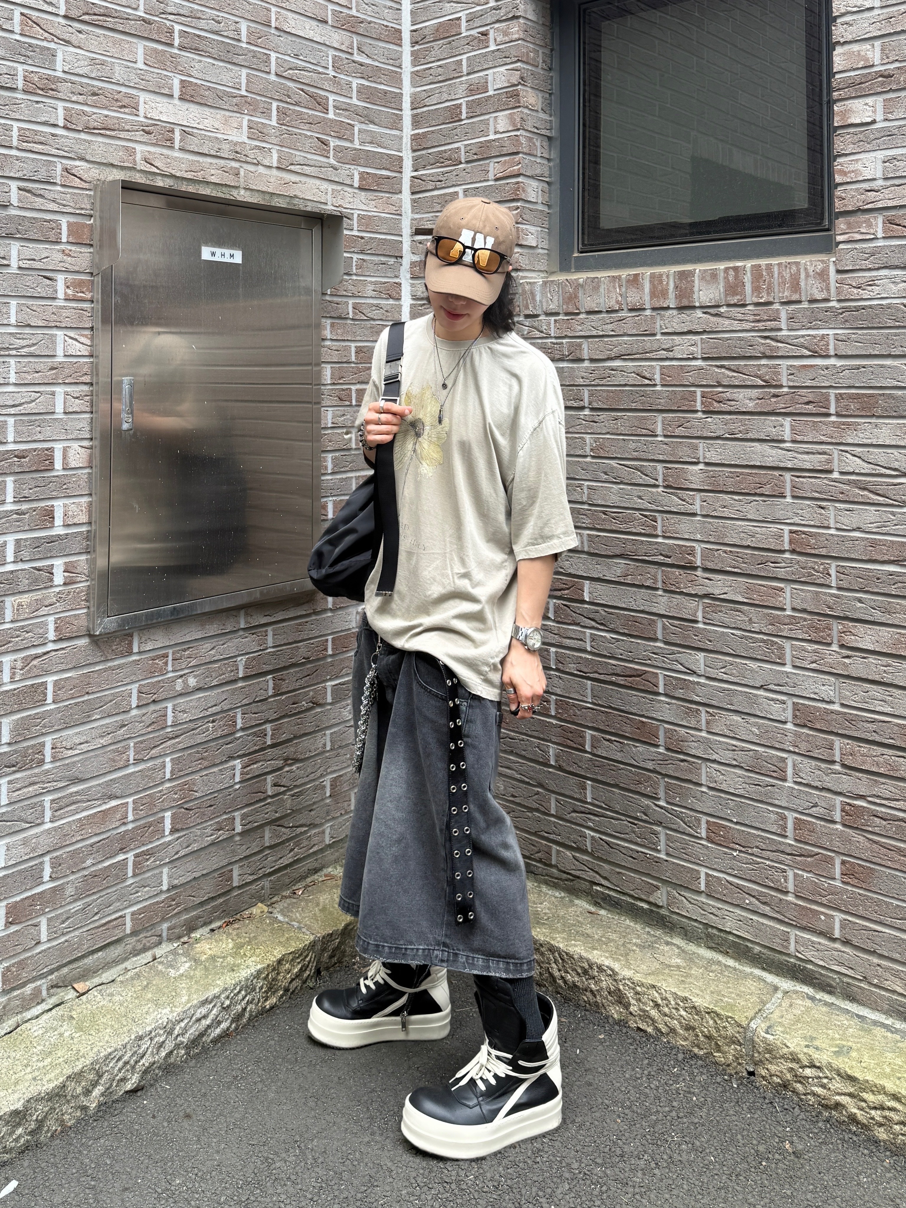 Rick Owens Hollywood Mega Bumper Geobasket in Full Grain Calf Leather Black Milk, Rick Owens Mega Bumper Geobasket Black Milk 착용 스타일 - 4