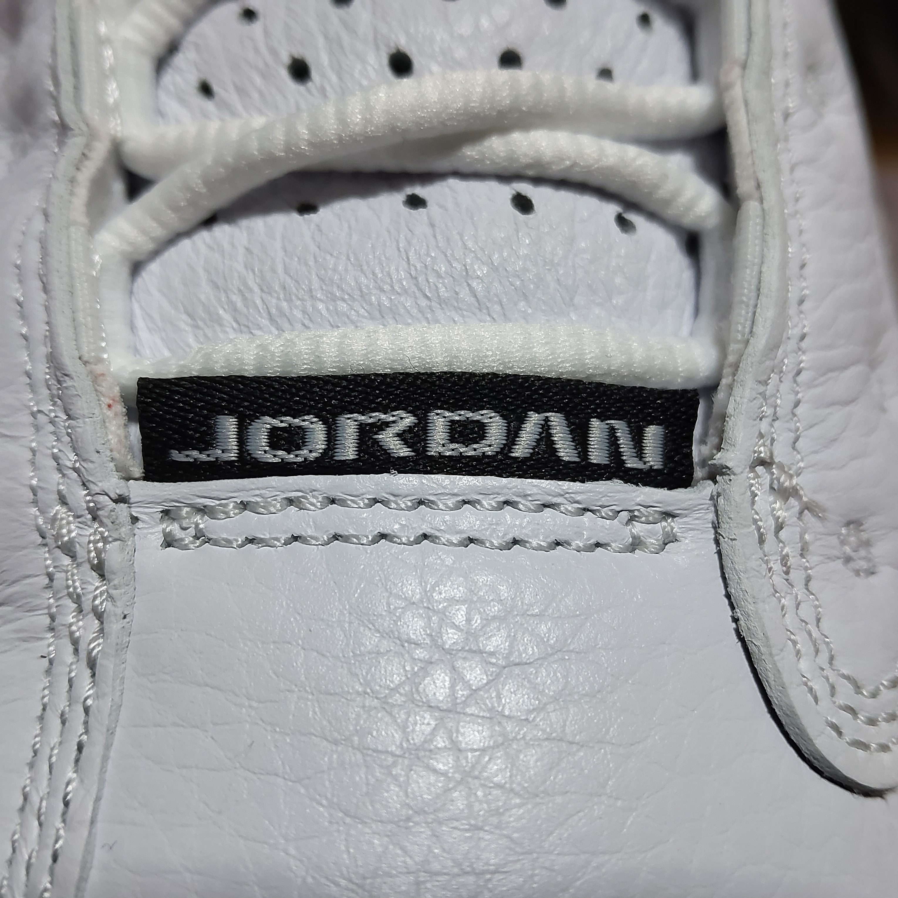 Jordan 13 Retro White and University Red 착용 스타일 - 5