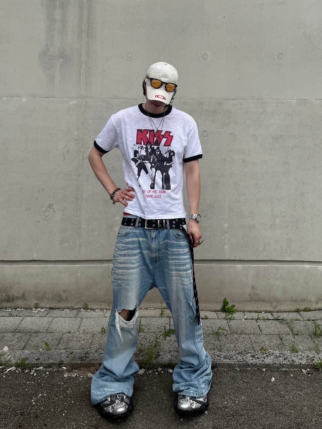 MAINBOOTH X KISS End of the Road T-shirt White 착용 스타일 - 1