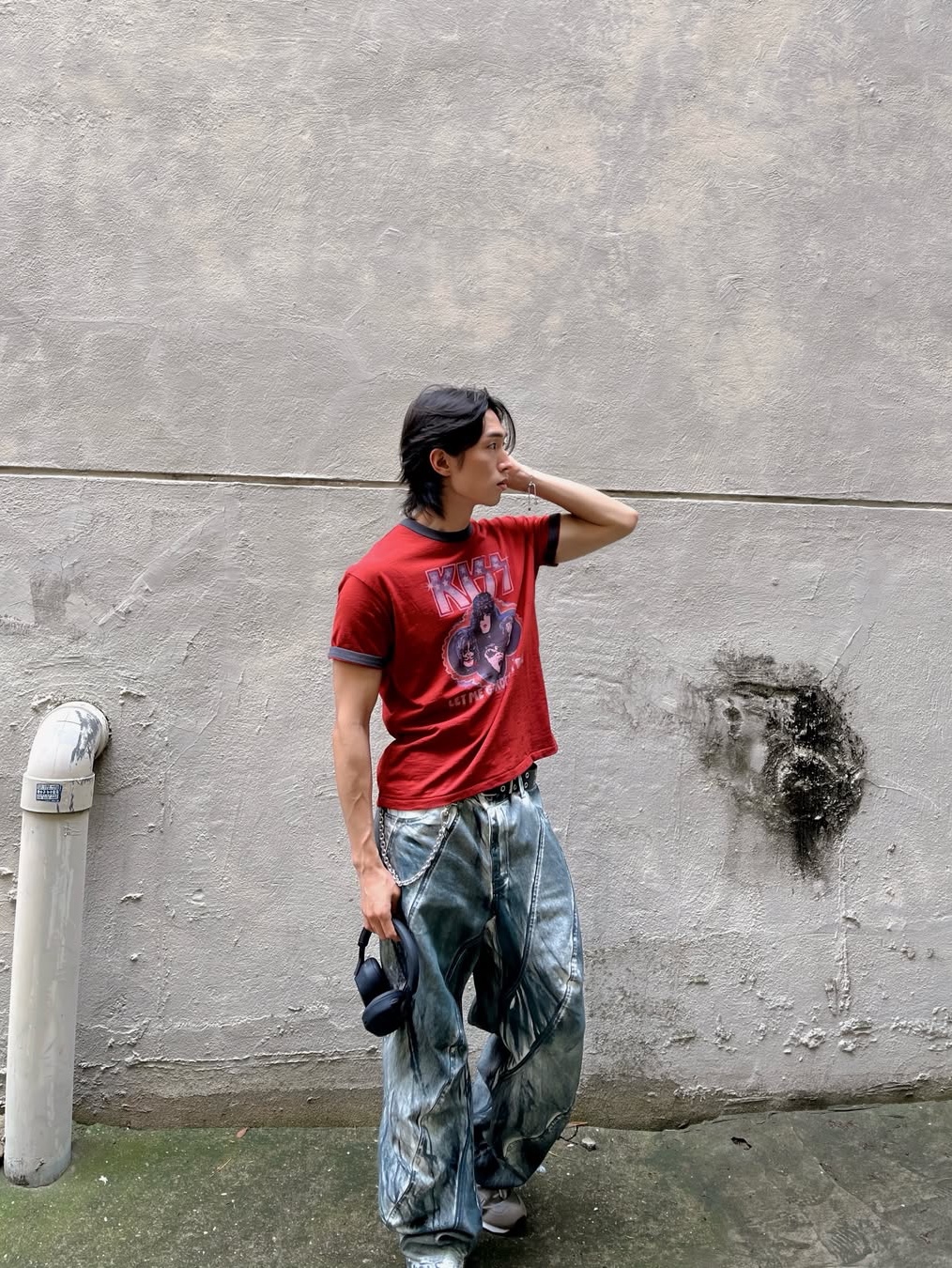 MAINBOOTH X KISS USA Logo T-shirt Red 착용 스타일 - 4