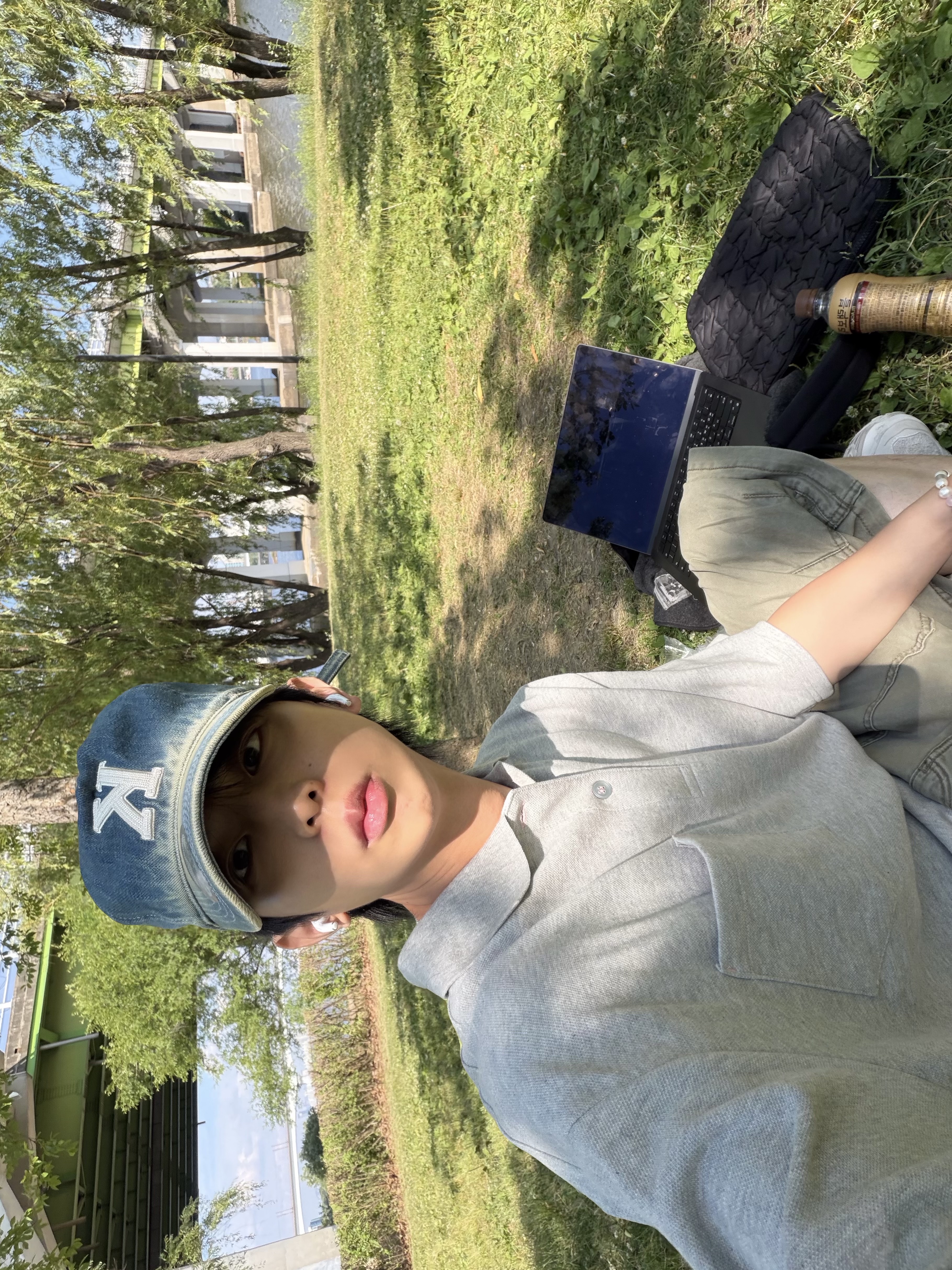 Kamien Back Pleats Polo Gray, Kamien x Koin Seoul K Logo Ball Cap Fade Indigo 착용 스타일 - 2