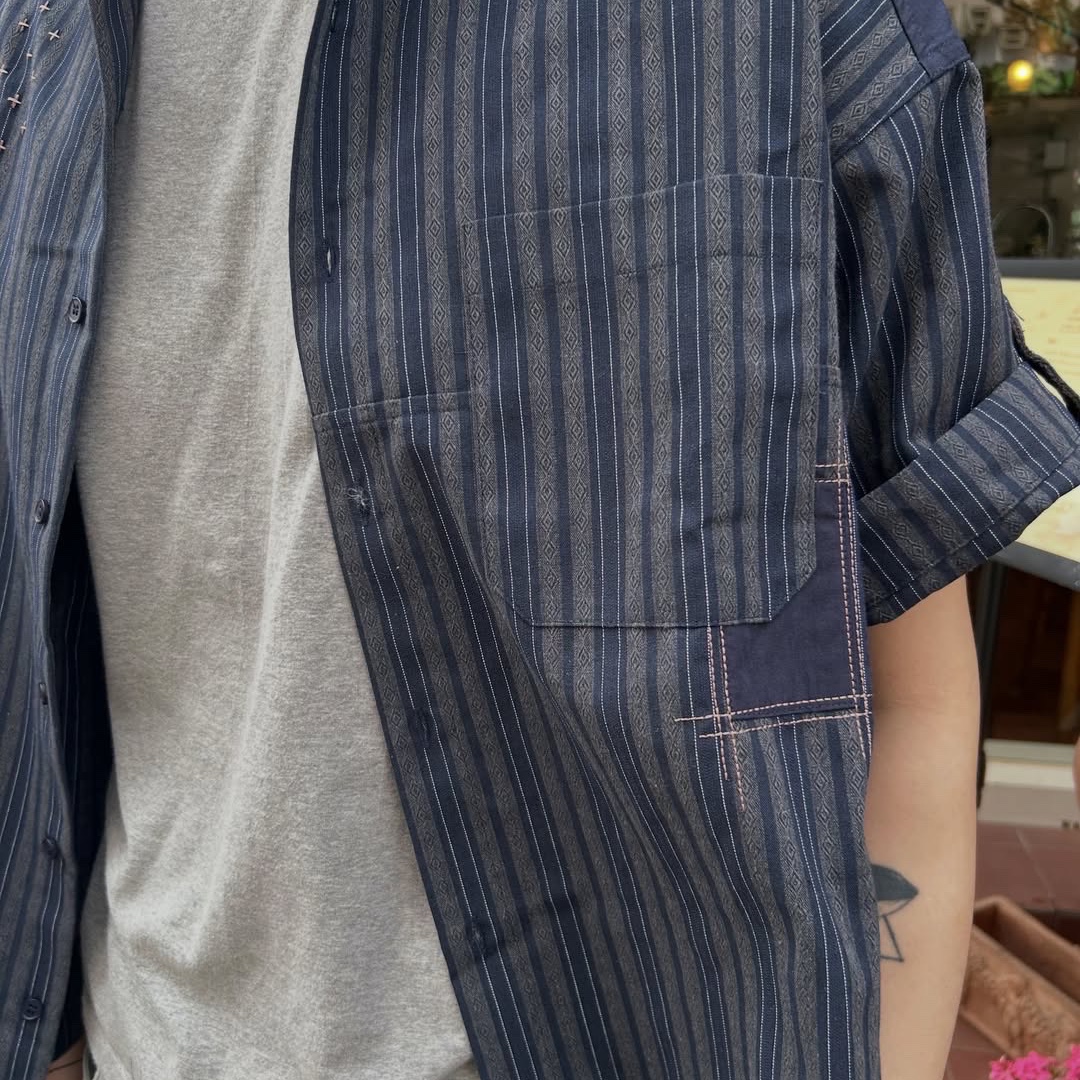 MAINBOOTH Patchwork Roll-up Shirt Navy 착용 스타일 - 4