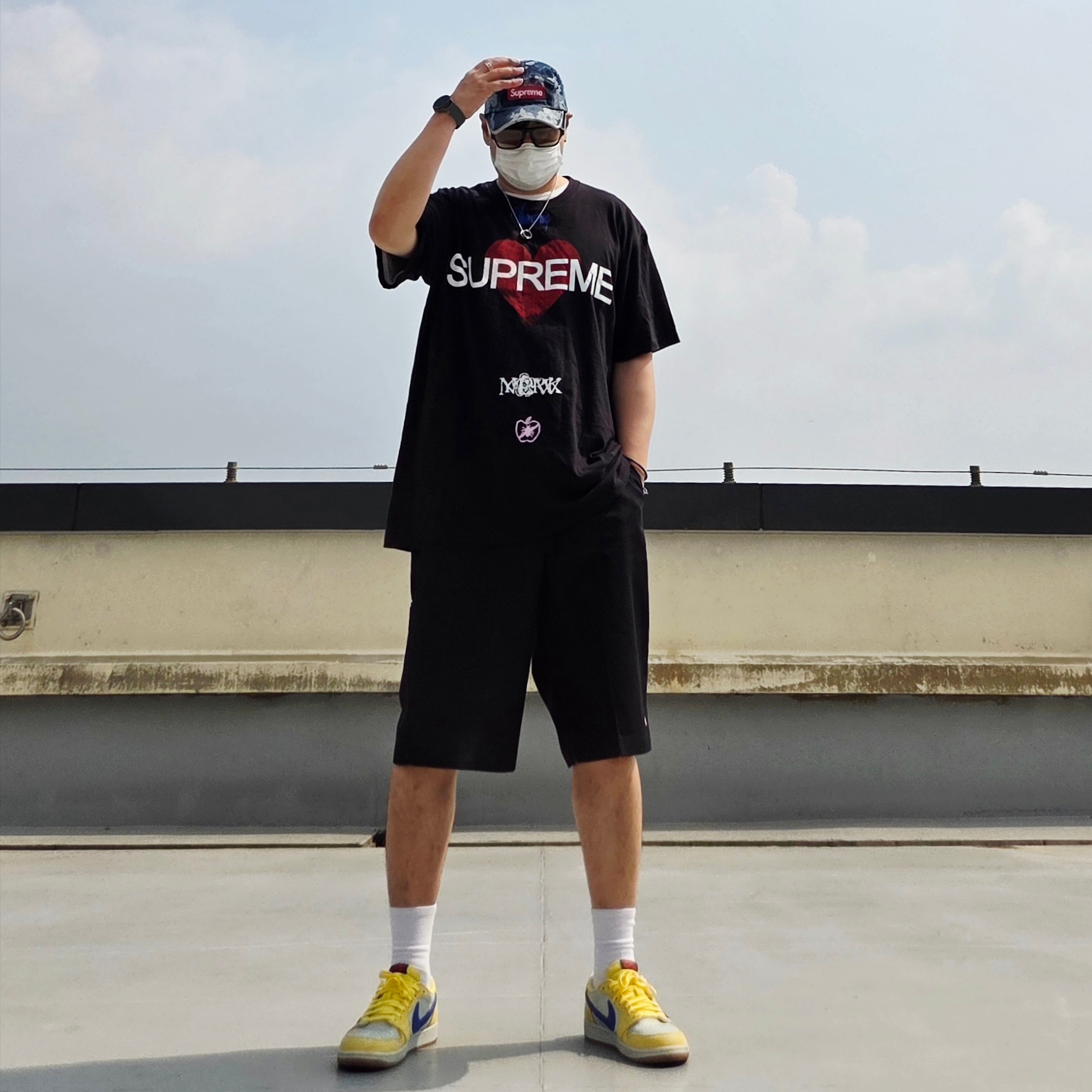 (W) Jordan 1 x Travis Scott Retro Low OG SP Canary, Supreme Announcing T-Shirt Black - 25SS 착용 스타일 - 1