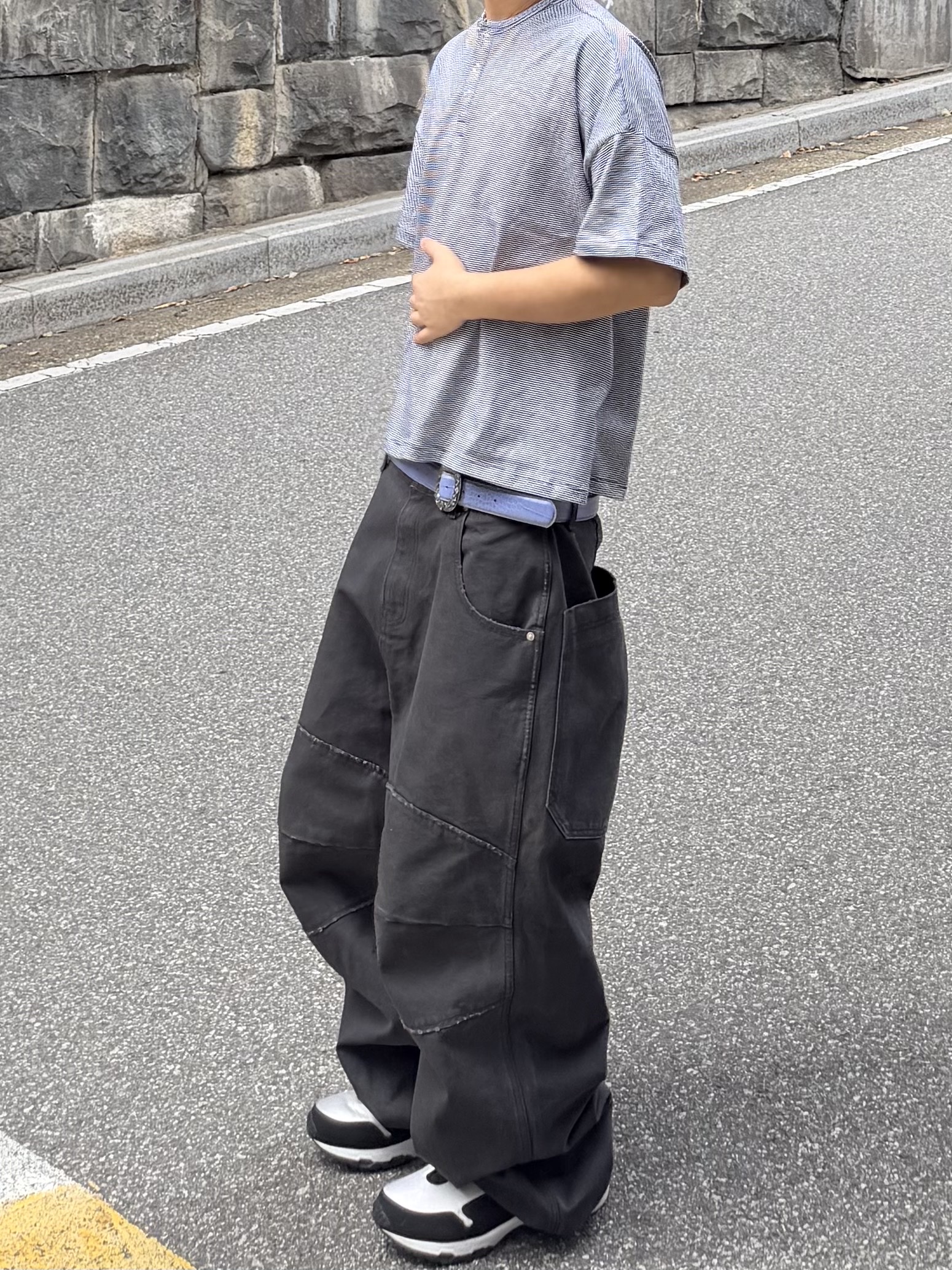 MJD Canvas 3D Knee Pants Charcoal, MJD Striped Henry-Neck T-Shirt Black 착용 스타일 - 3