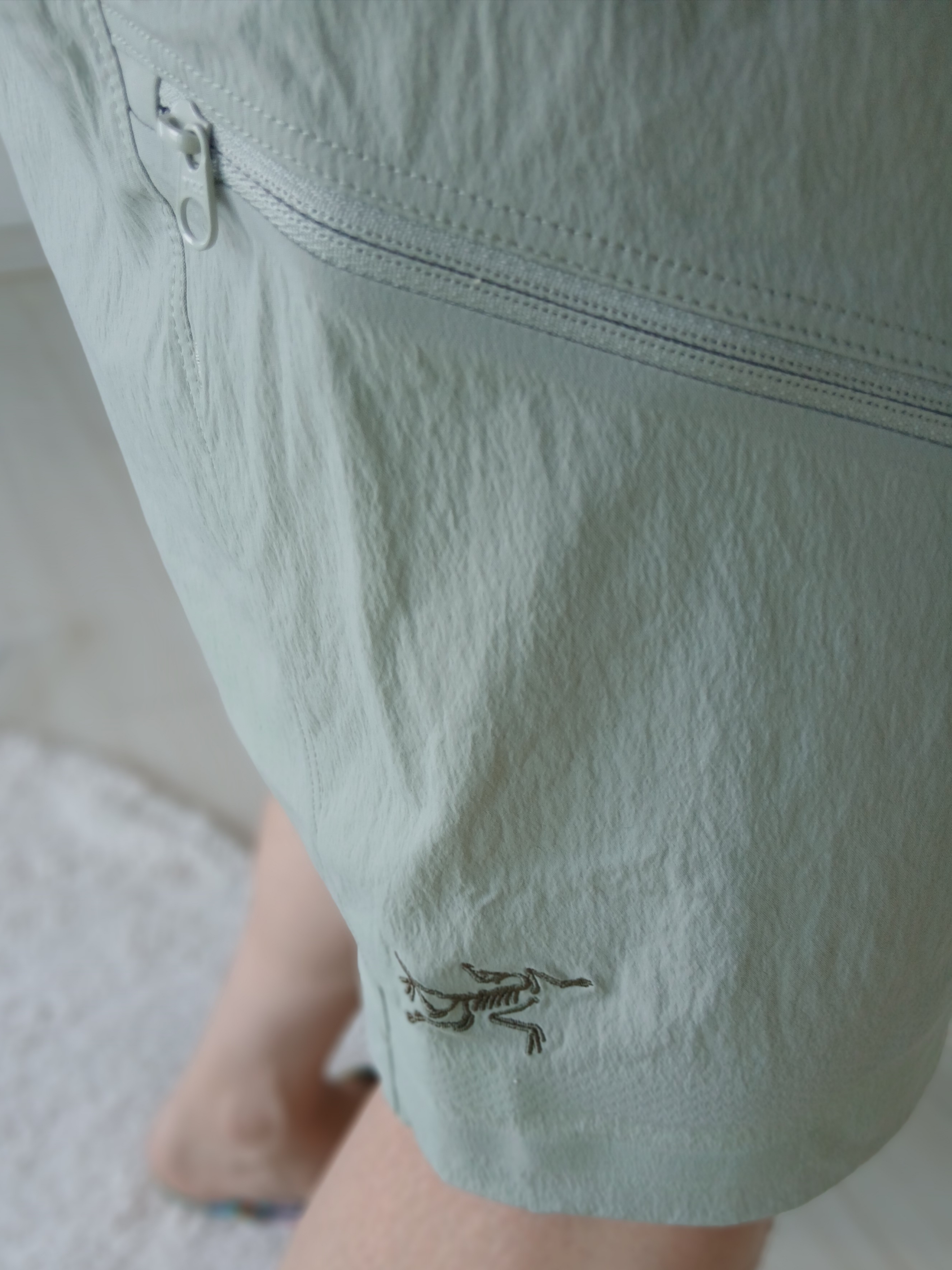 Arc'teryx Envoy Grand Wall SS T-Shirt Sea Salt, Arc'teryx Gamma Quick Dry Shorts 9 Inch Habitat 착용 스타일 - 5