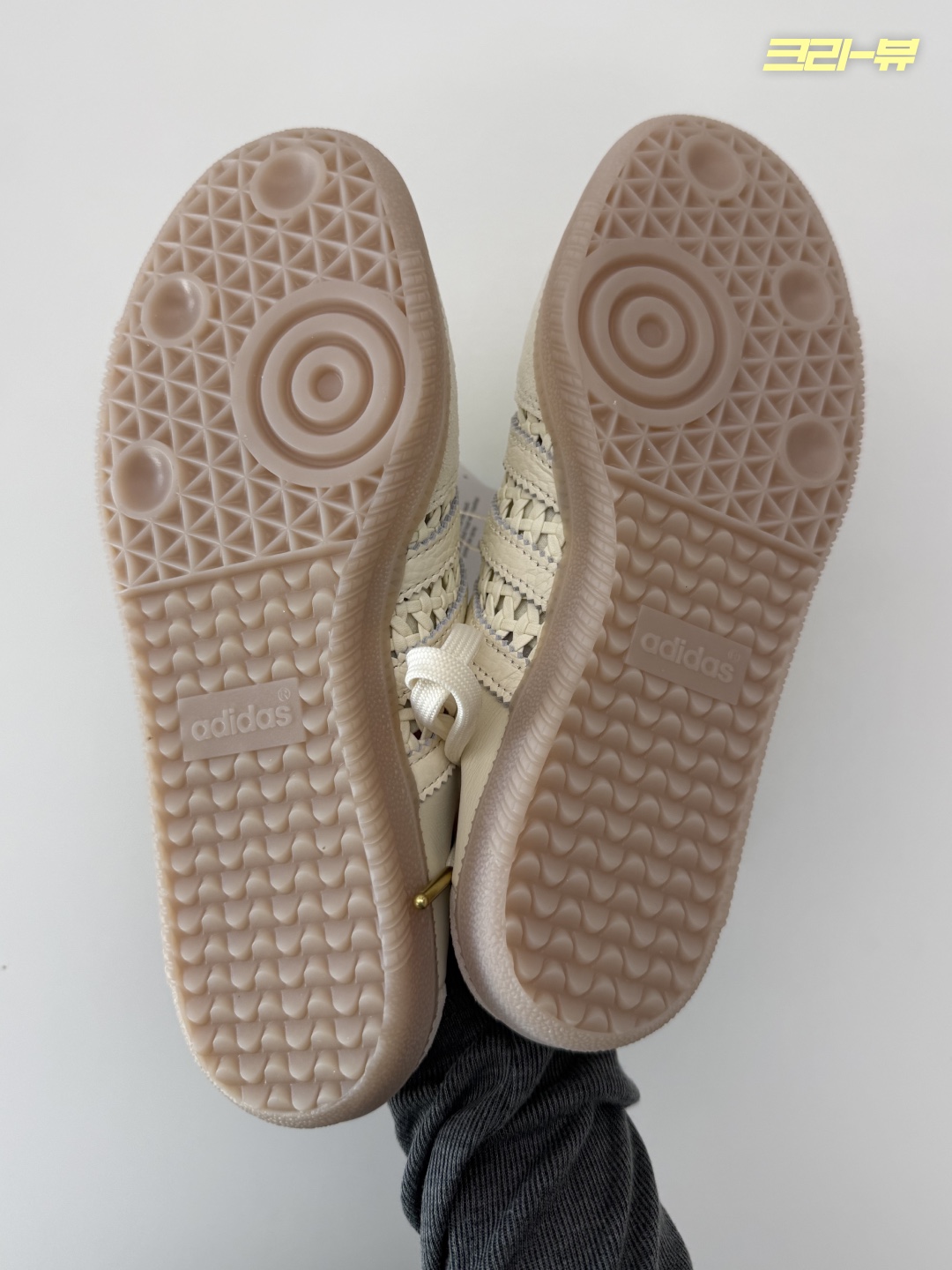 (W) Adidas Samba Mule Cream White Gold Metallic 착용 스타일 - 4