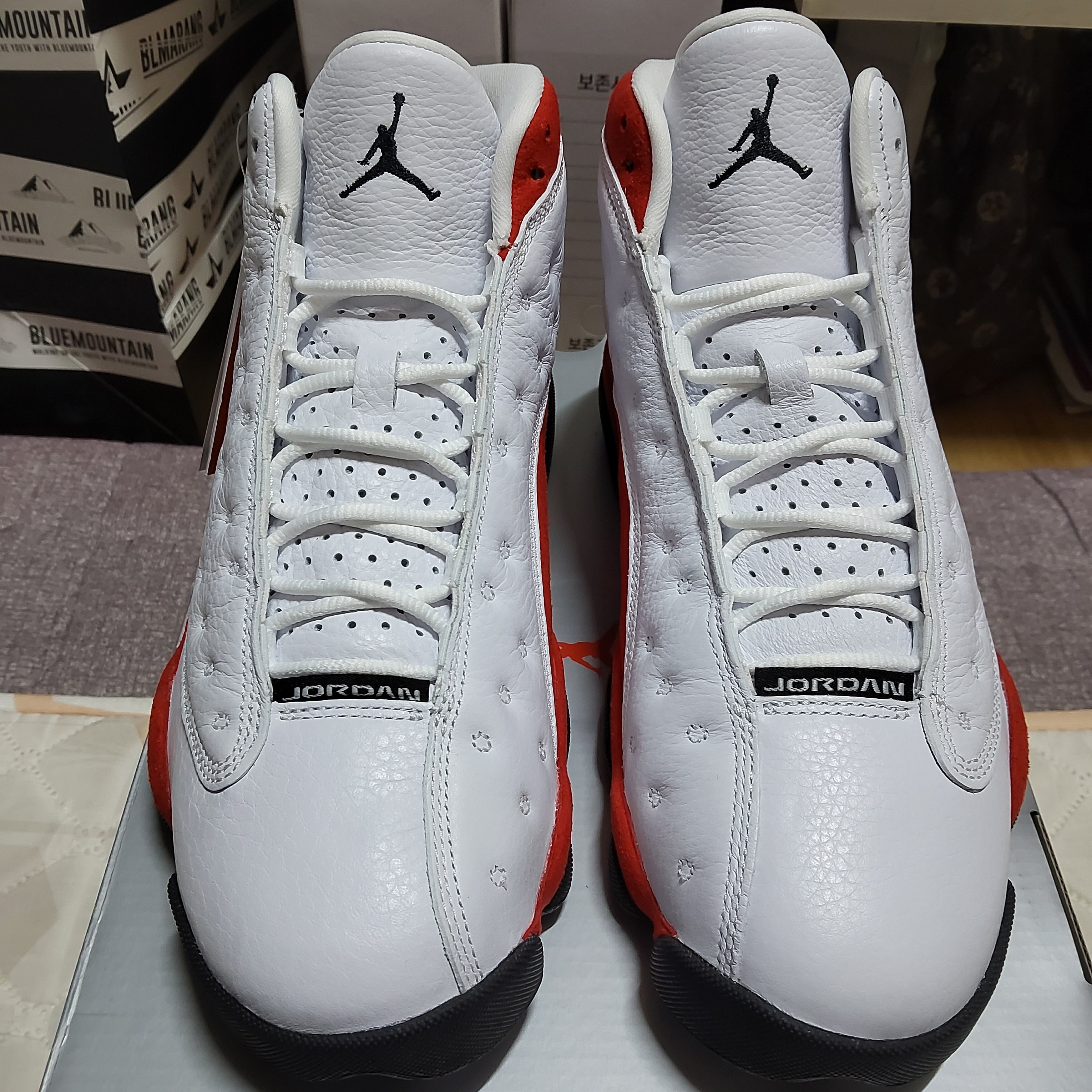 Jordan 13 Retro White and University Red 착용 스타일 - 2