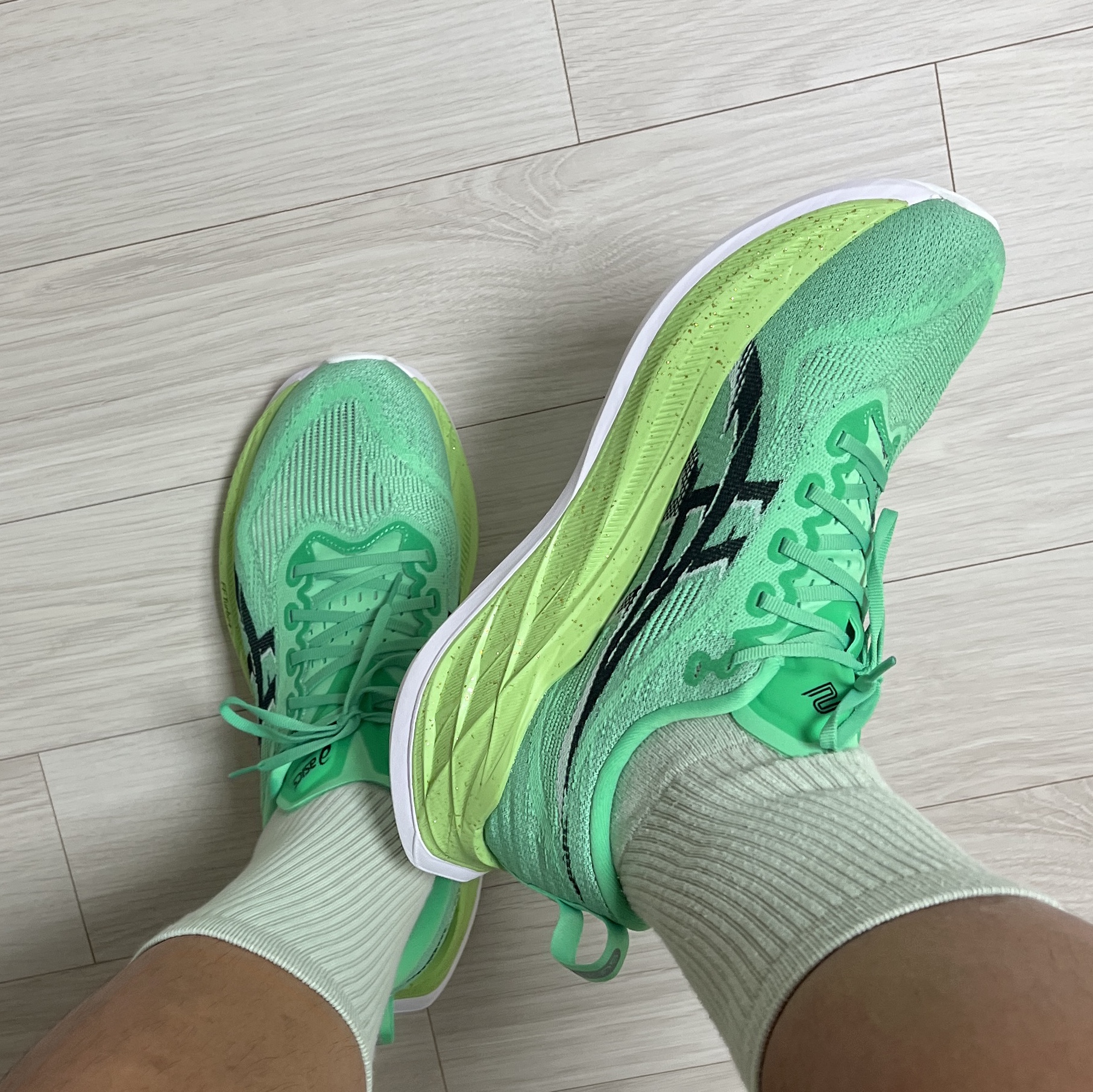 Asics Superblast 2 Ekiden Vital Green Black, New Balance Fuelcell SC Trainer v3 Green - D Standard 착용 스타일 - 3