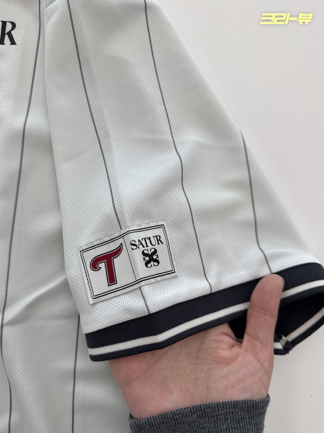 SATUR X LG TWINS Jersey T-Shirt White 착용 스타일 - 3