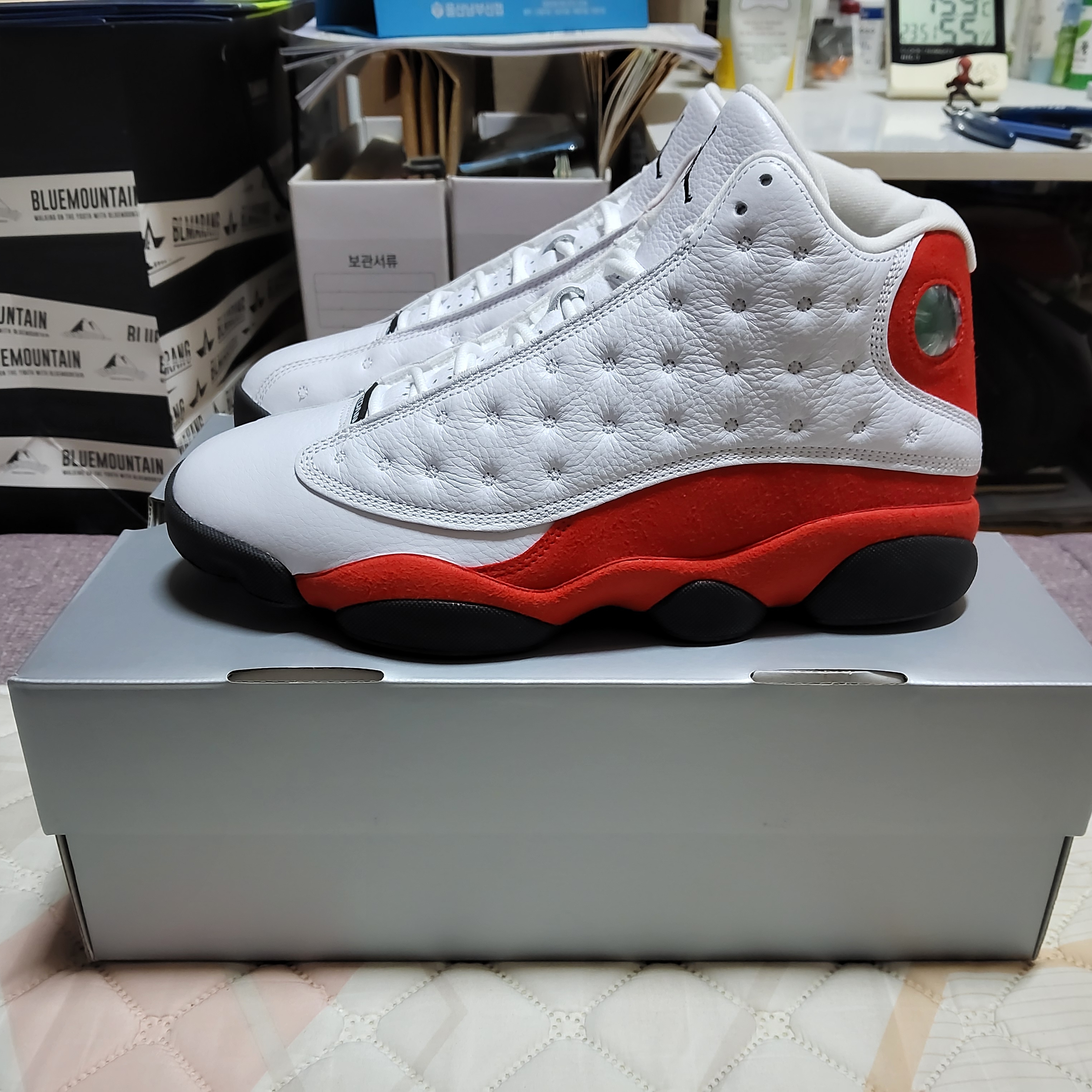 Jordan 13 Retro White and University Red 착용 스타일 - 1