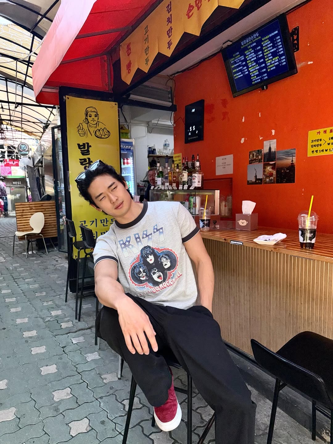 MAINBOOTH X KISS USA Logo T-shirt Gray 착용 스타일 - 5