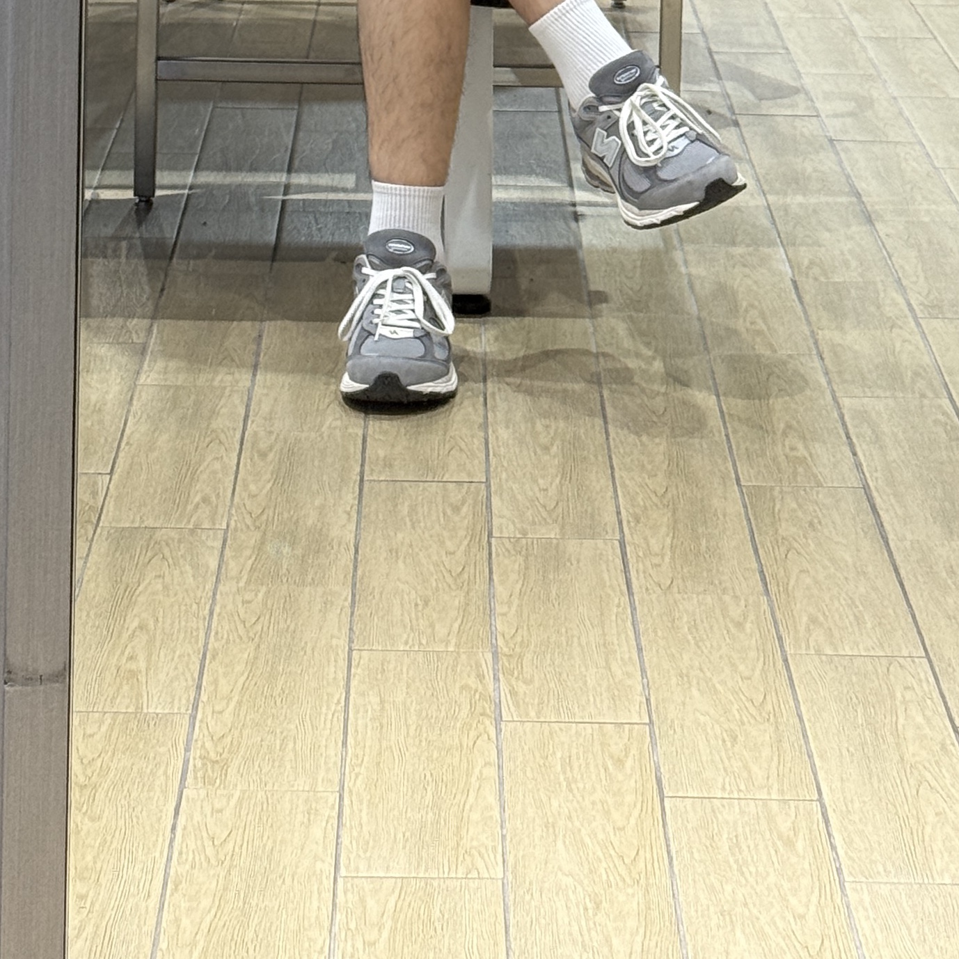 New Balance 2002R Premium Vintage Grey 착용 스타일