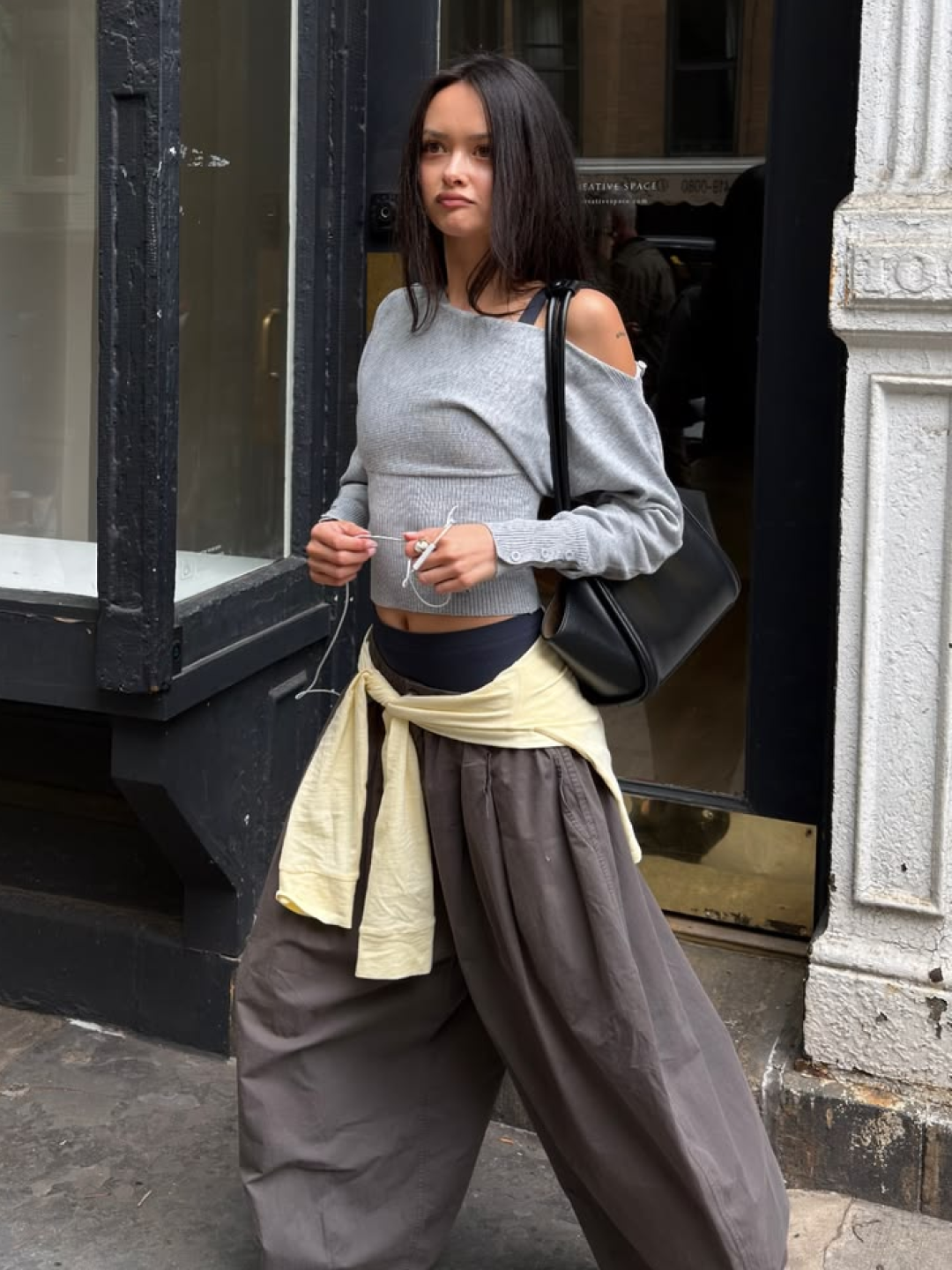 ROMANTINUER One-Shoulder Eyelet Sleeve T-Shirt White, (W) Miseki Seoul One Shoulder Sheer Knit Top Grey 착용 스타일 - 5