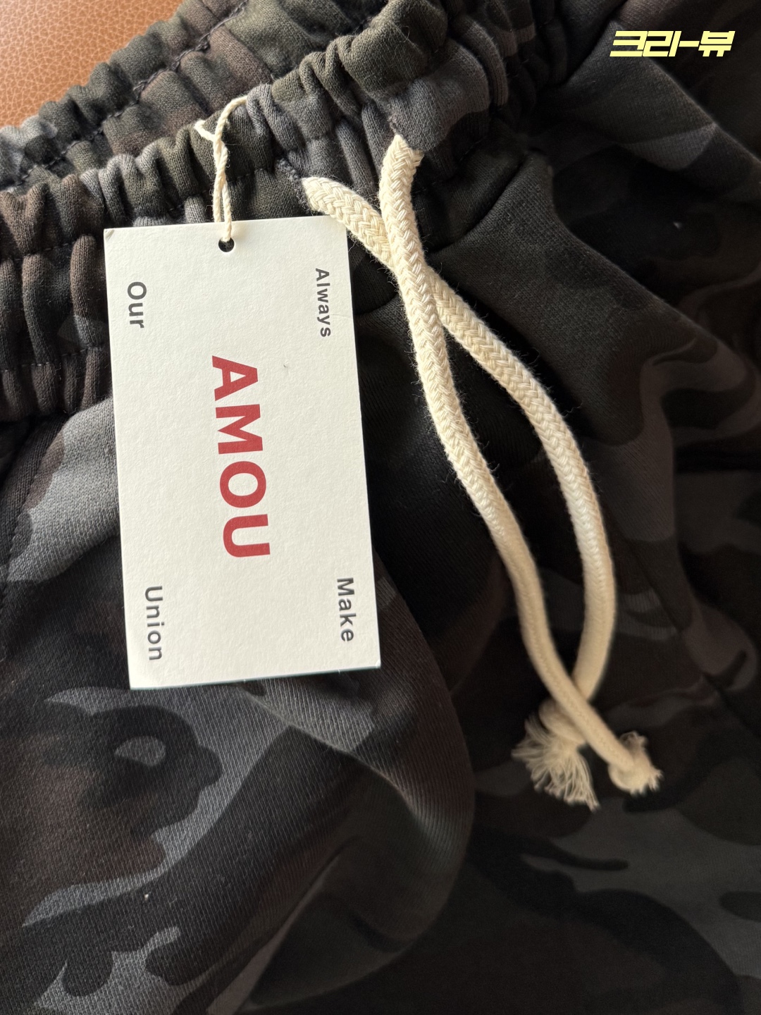 AMOU Camo One Tuck Bermuda Pants Charcoal 착용 스타일 - 7