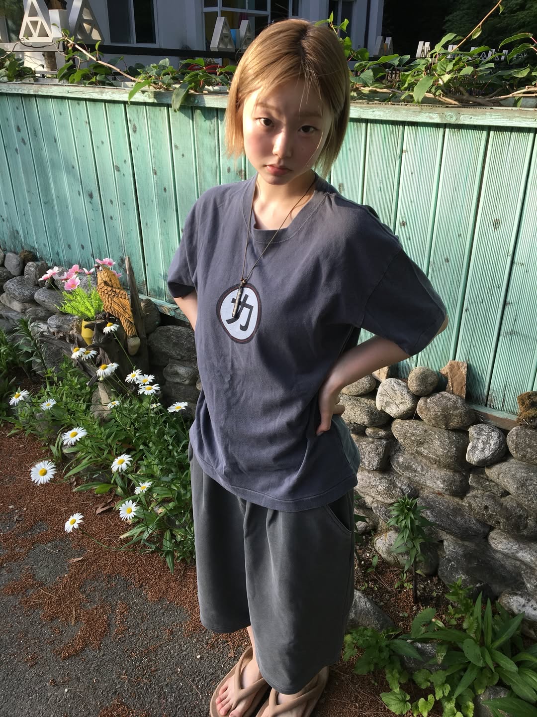MAINBOOTH X KISS Chikara T-shirt Dust Gray 착용 스타일 - 4