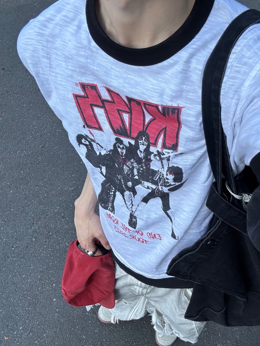 MAINBOOTH X KISS End of the Road T-shirt White 착용 스타일 - 2