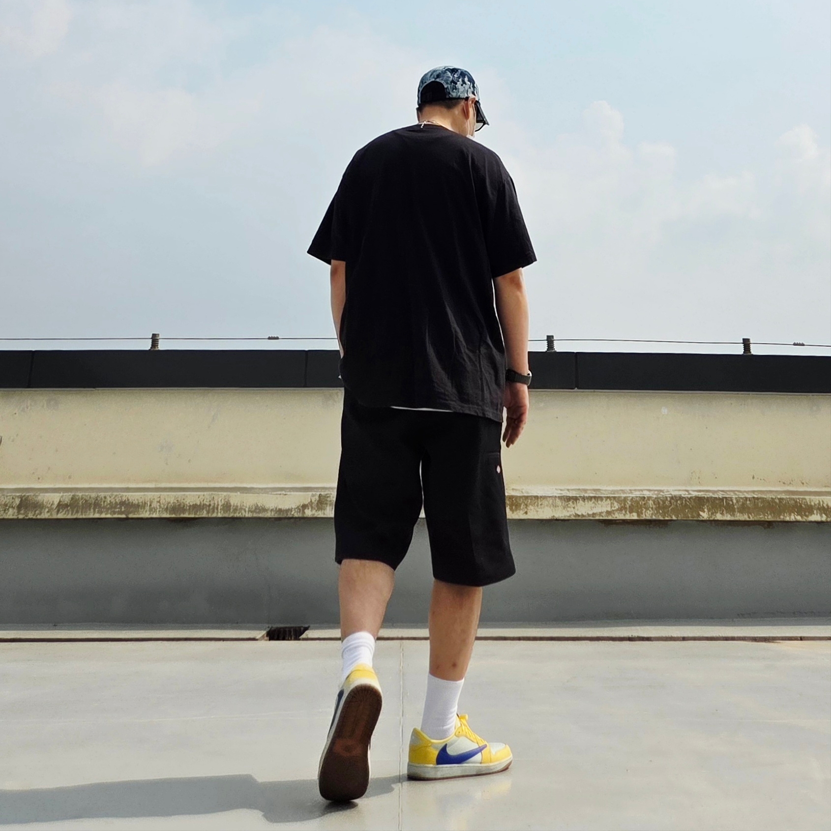 (W) Jordan 1 x Travis Scott Retro Low OG SP Canary, Supreme Announcing T-Shirt Black - 25SS 착용 스타일 - 4