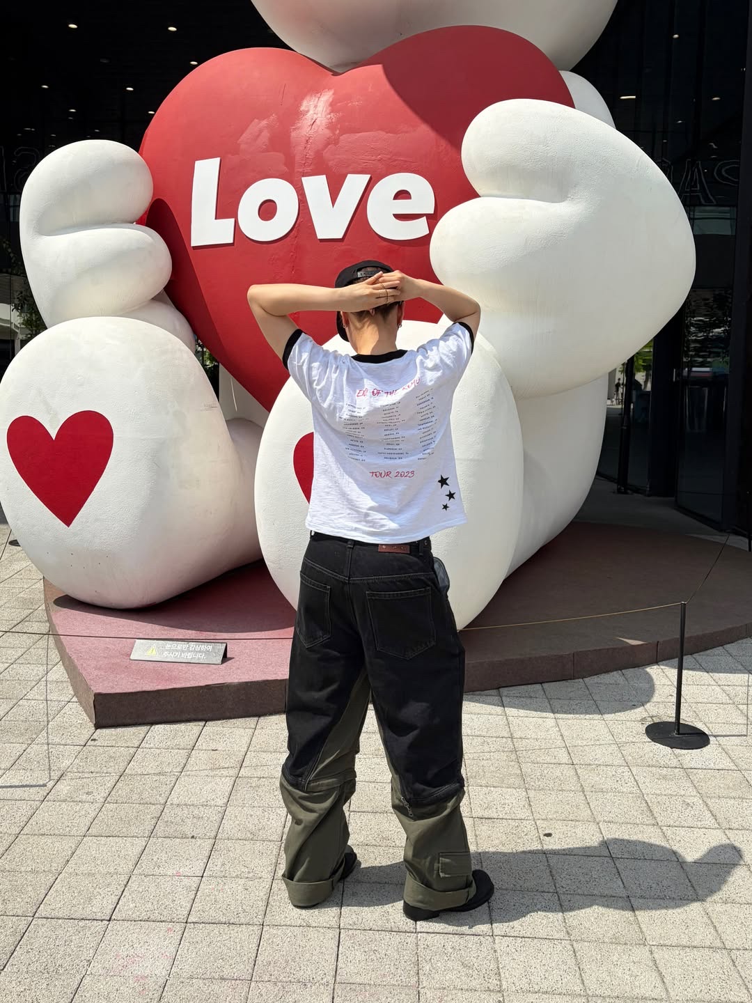MAINBOOTH X KISS End of the Road T-shirt White 착용 스타일 - 3
