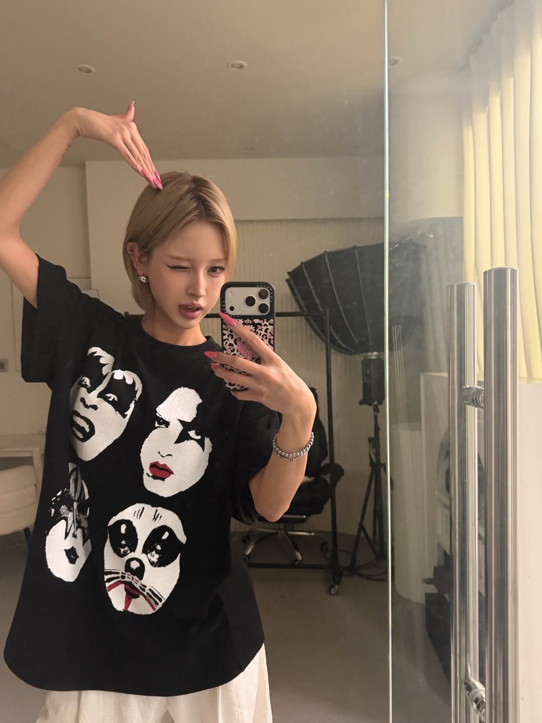 MAINBOOTH X KISS Four Faces Oversized T-shirt Black 착용 스타일 - 2