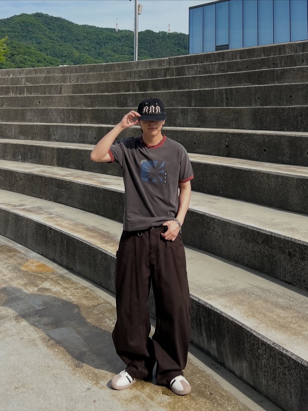 MAINBOOTH Sun Trace T-shirt Charcoal 착용 스타일 - 2