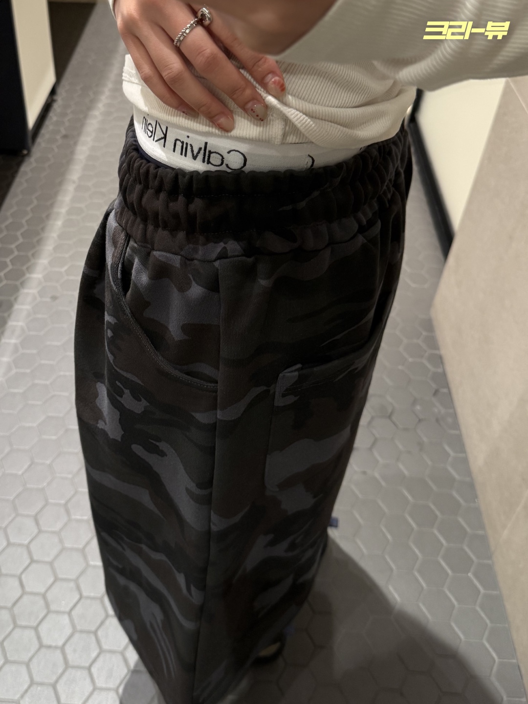AMOU Camo One Tuck Bermuda Pants Charcoal 착용 스타일 - 6
