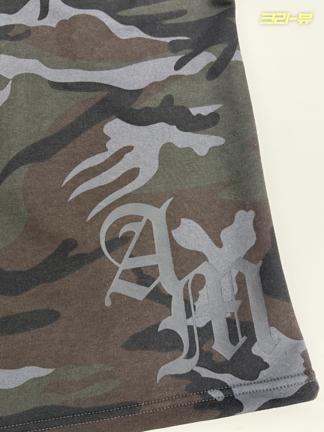 AMOU Camo One Tuck Bermuda Pants Charcoal 착용 스타일 - 4