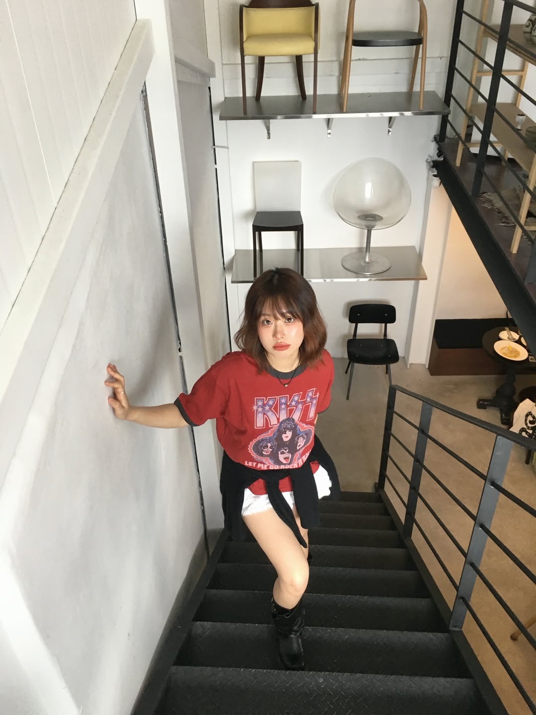 MAINBOOTH X KISS USA Logo T-shirt Red 착용 스타일 - 4