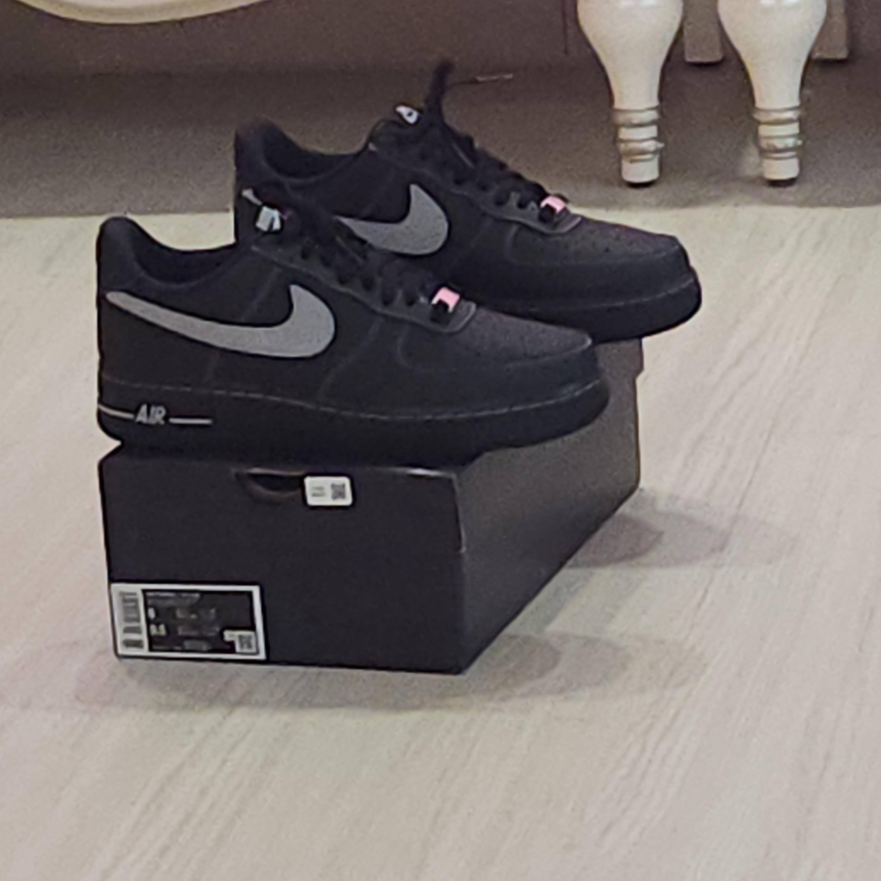 Nike Air Force 1 '07 LV8 Black Wolf Grey 착용 스타일