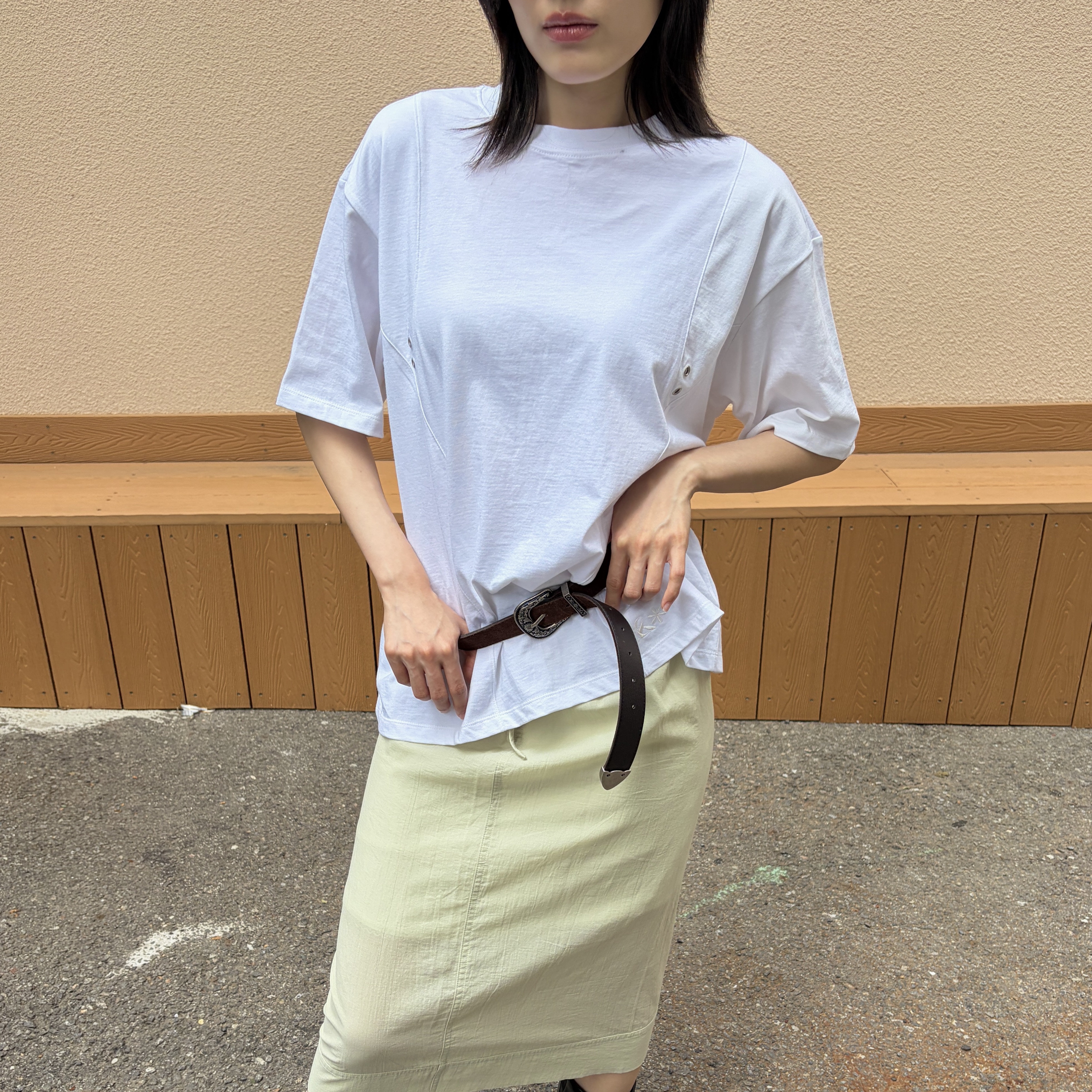 Riomeu Curved Incision Washed Short Sleeve T-shirt White 착용 스타일 - 2