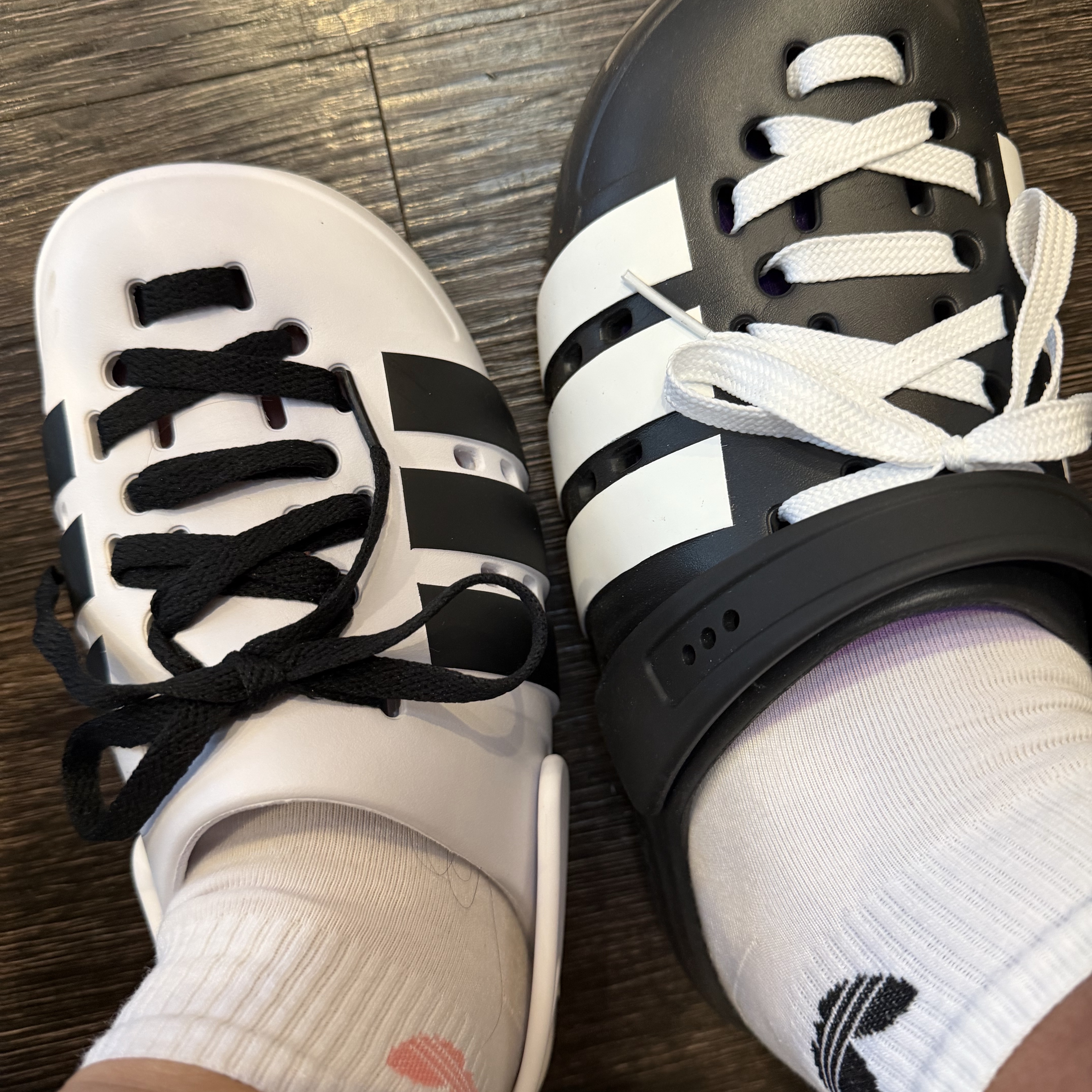 Adidas Adilette Clog 2.0 Cloud White Core Black 착용 스타일 - 4
