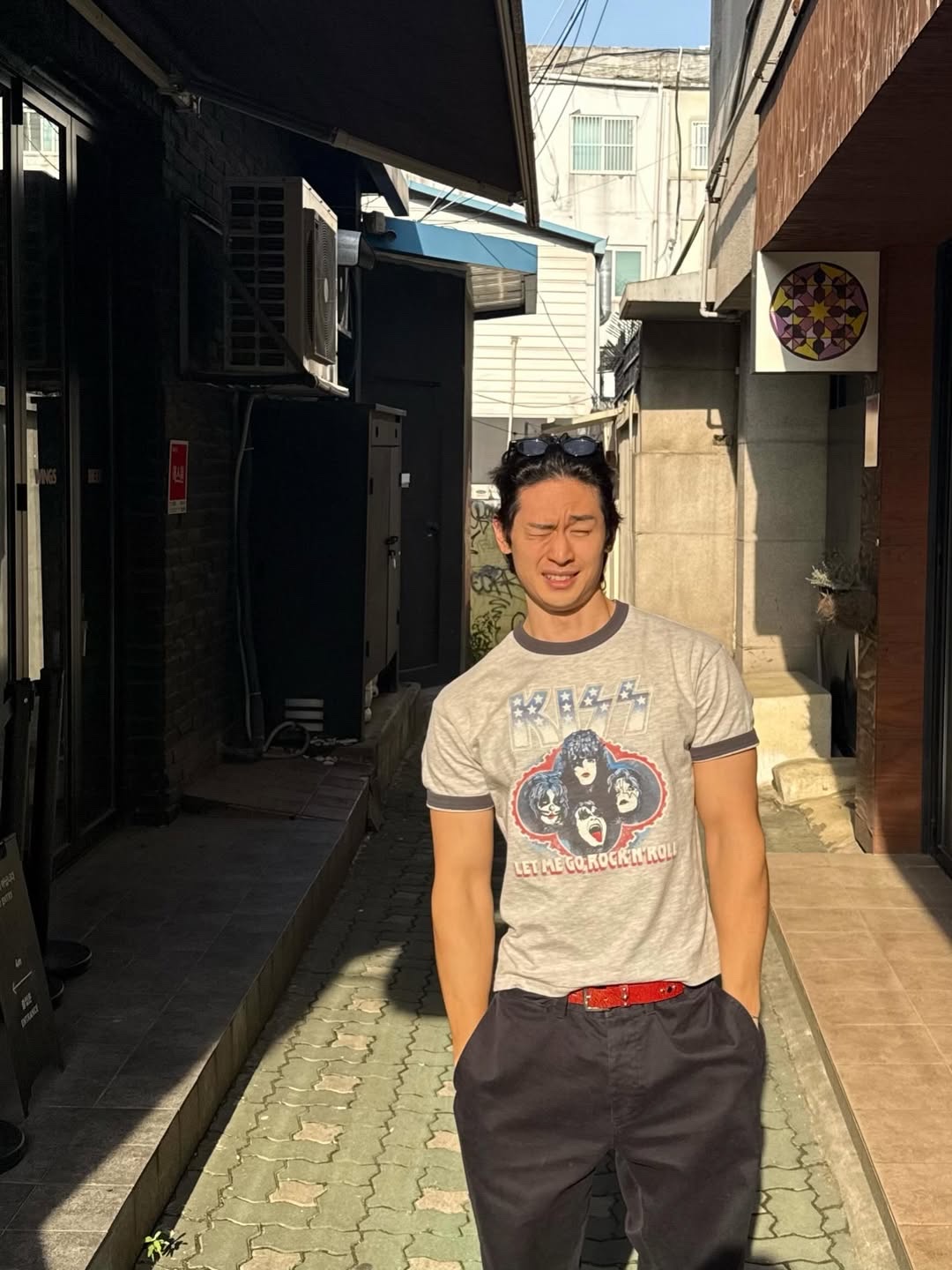 MAINBOOTH X KISS USA Logo T-shirt Gray 착용 스타일 - 3