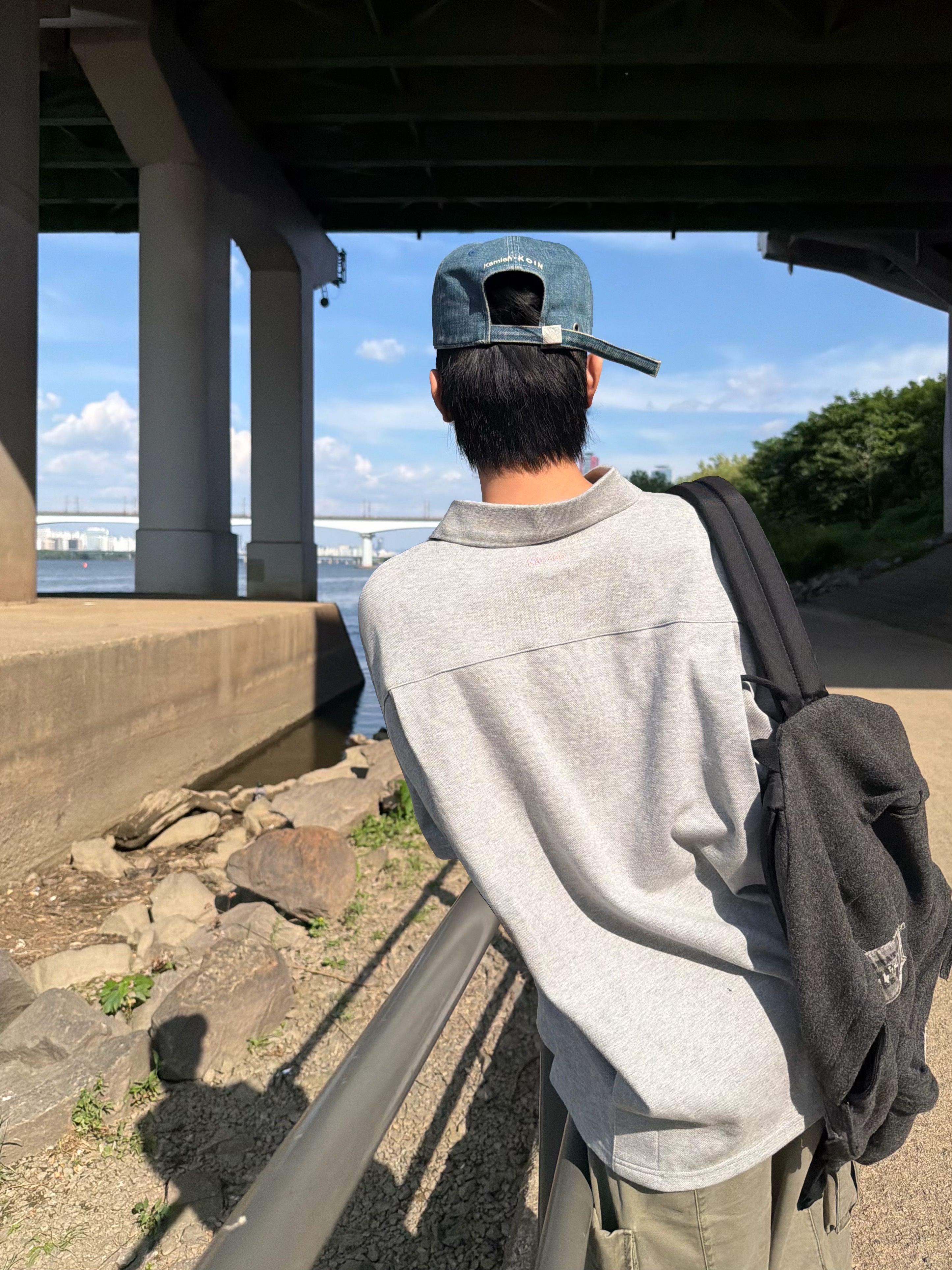 Kamien Back Pleats Polo Gray, Kamien x Koin Seoul K Logo Ball Cap Fade Indigo 착용 스타일 - 4