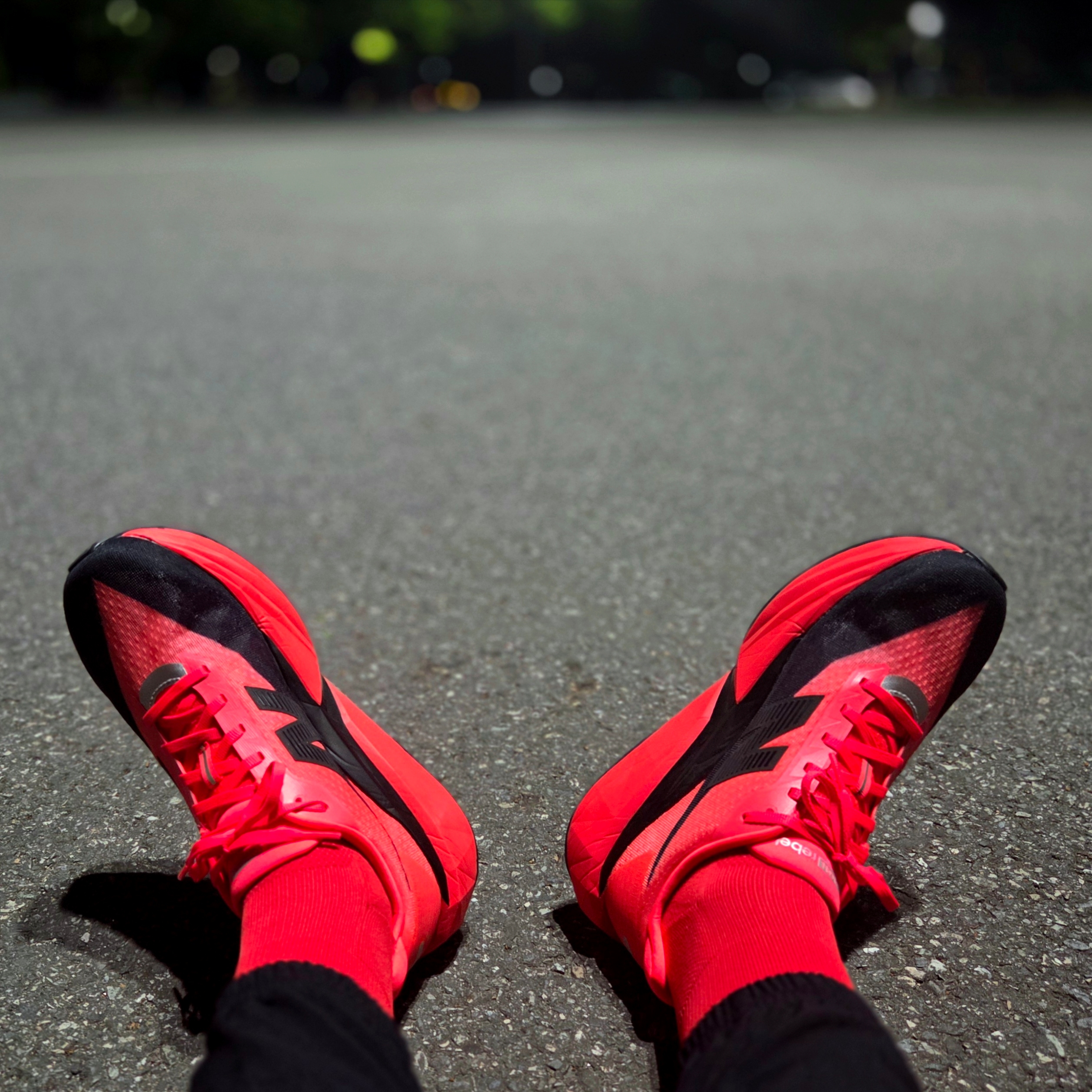 New Balance FuelCell Rebel v5 Urgent Red Black Silver Metallic - 2E Wide 착용 스타일