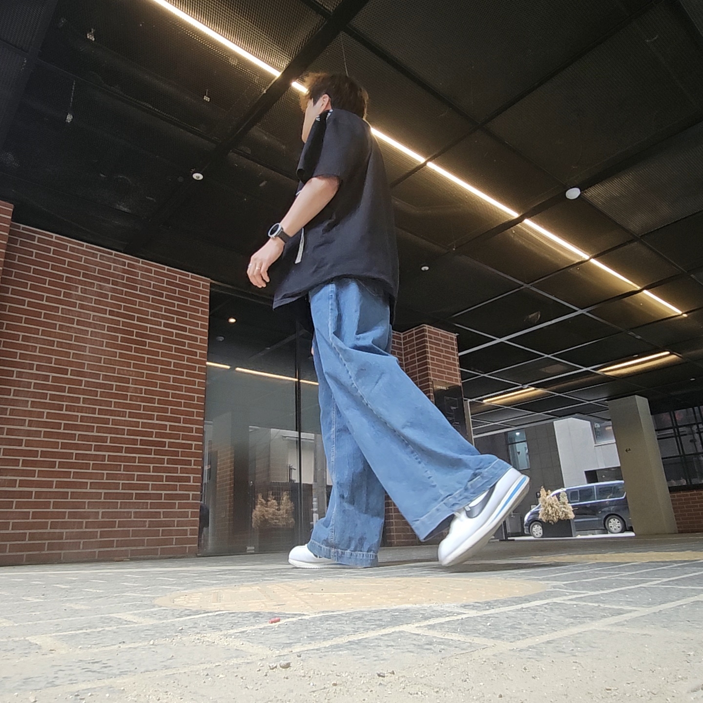Stussy Locations Pigment Dyed T-Shirt Black, Nike Cortez White and Black 착용 스타일 - 2