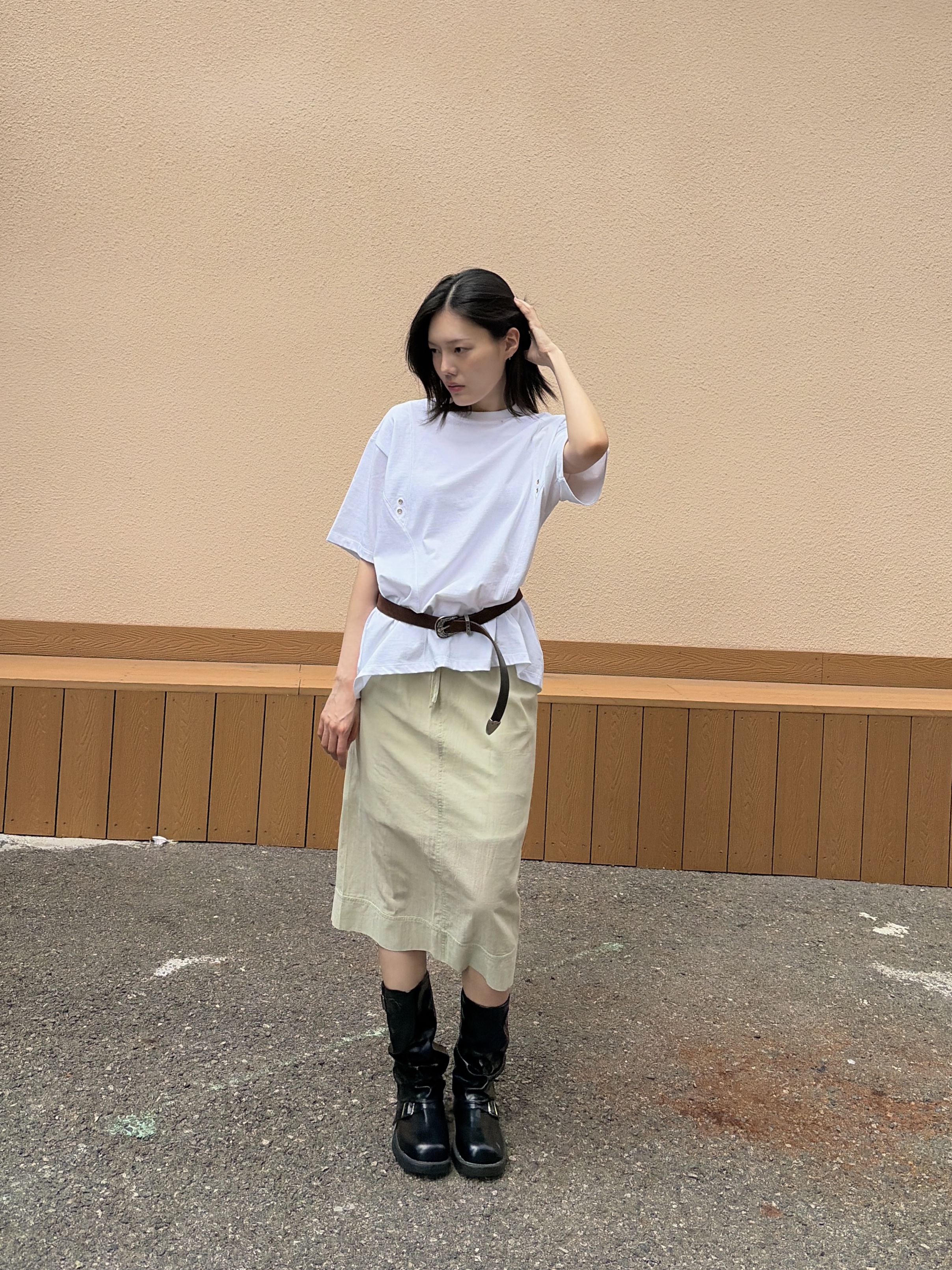 Riomeu Curved Incision Washed Short Sleeve T-shirt White 착용 스타일 - 1