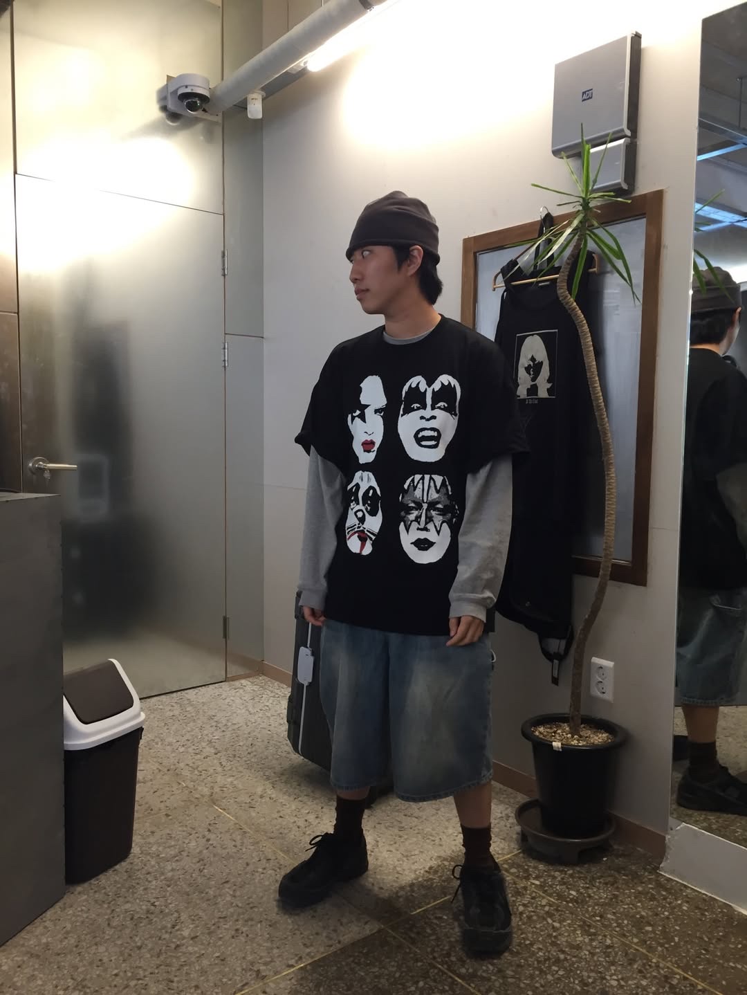 MAINBOOTH X KISS Four Faces Oversized T-shirt Black 착용 스타일 - 1